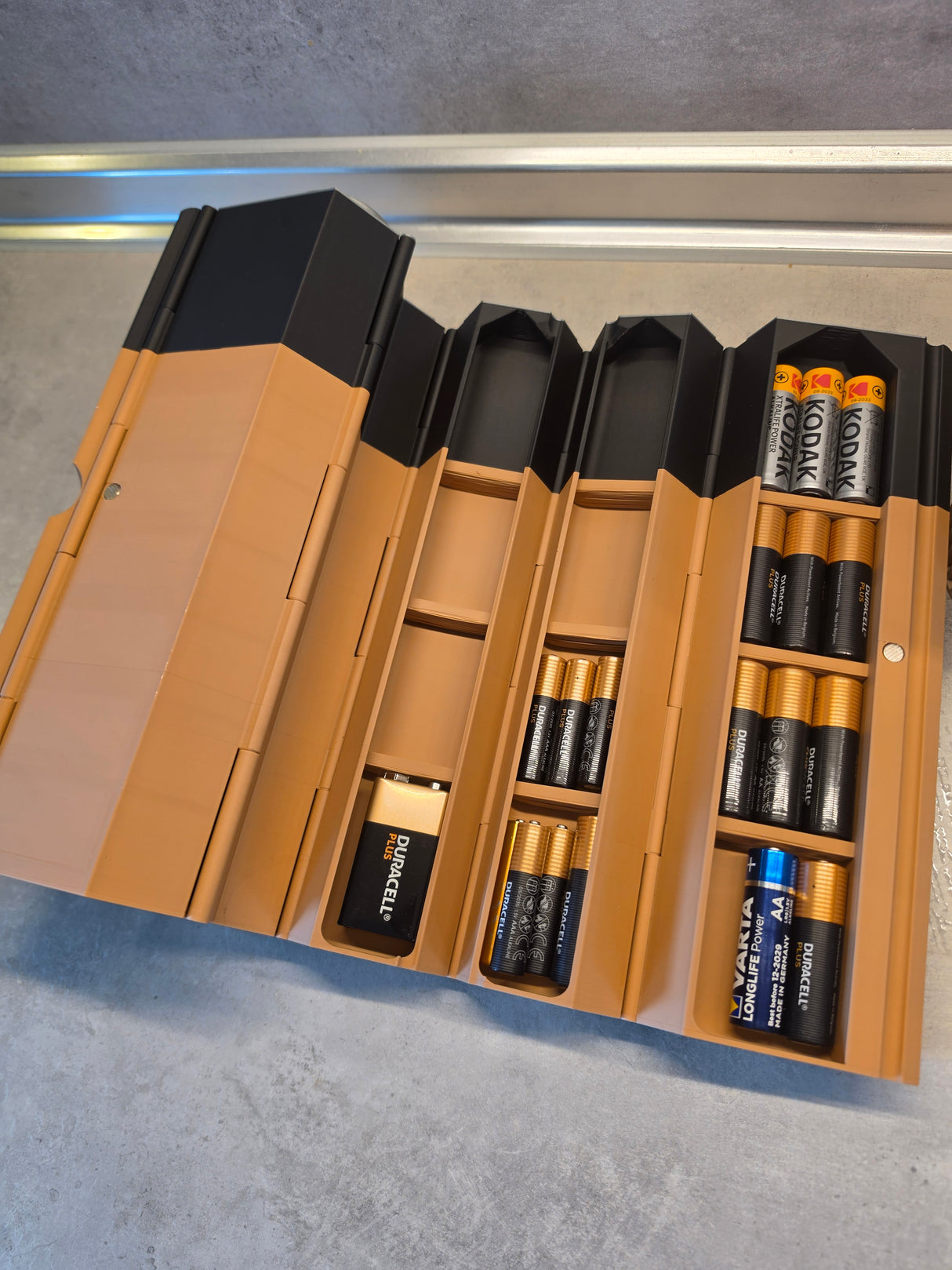 Praktisk batteriopbevaring med rullefunktion
