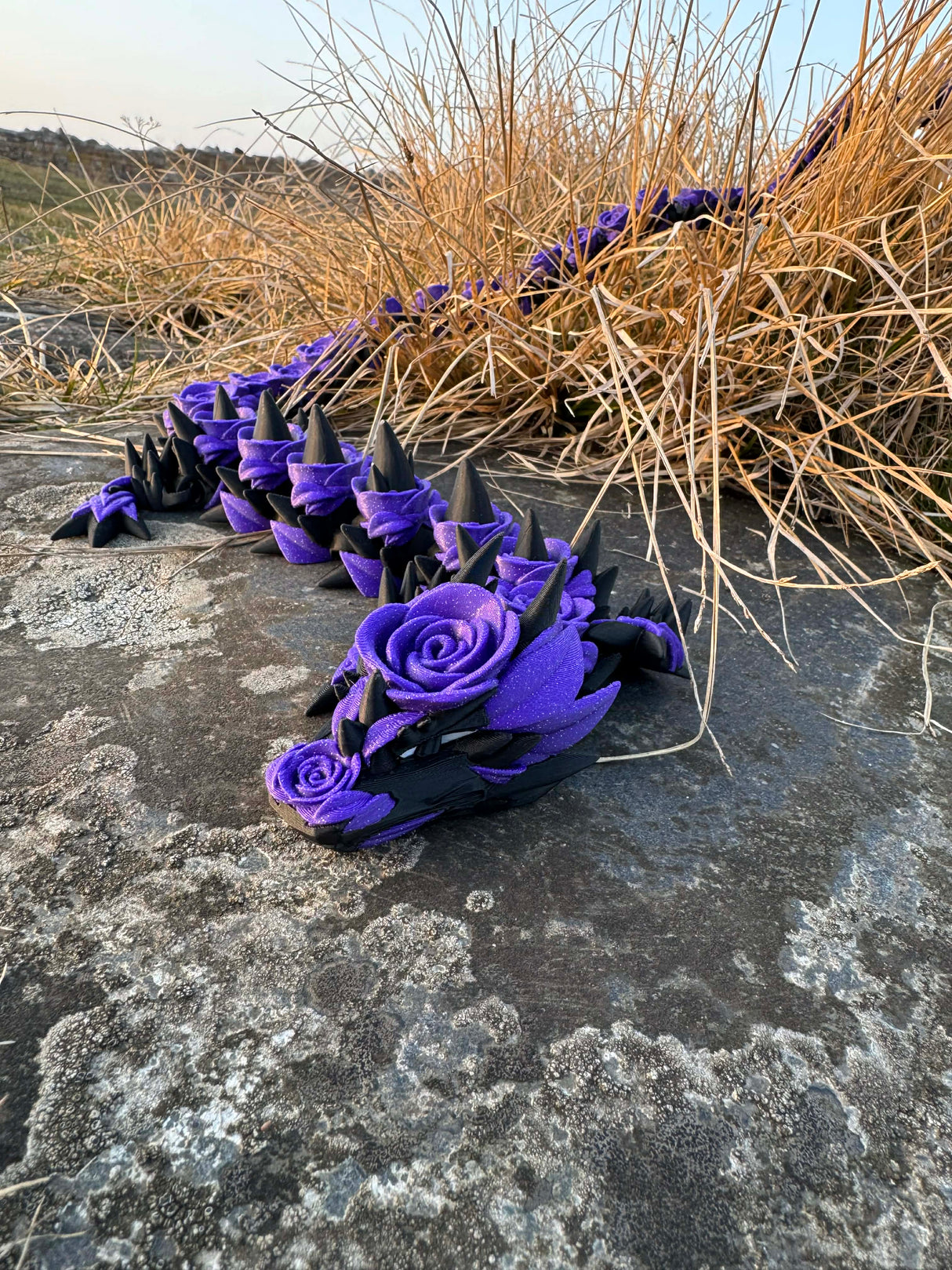 Rose drage i sort og lilla med hvide øjne