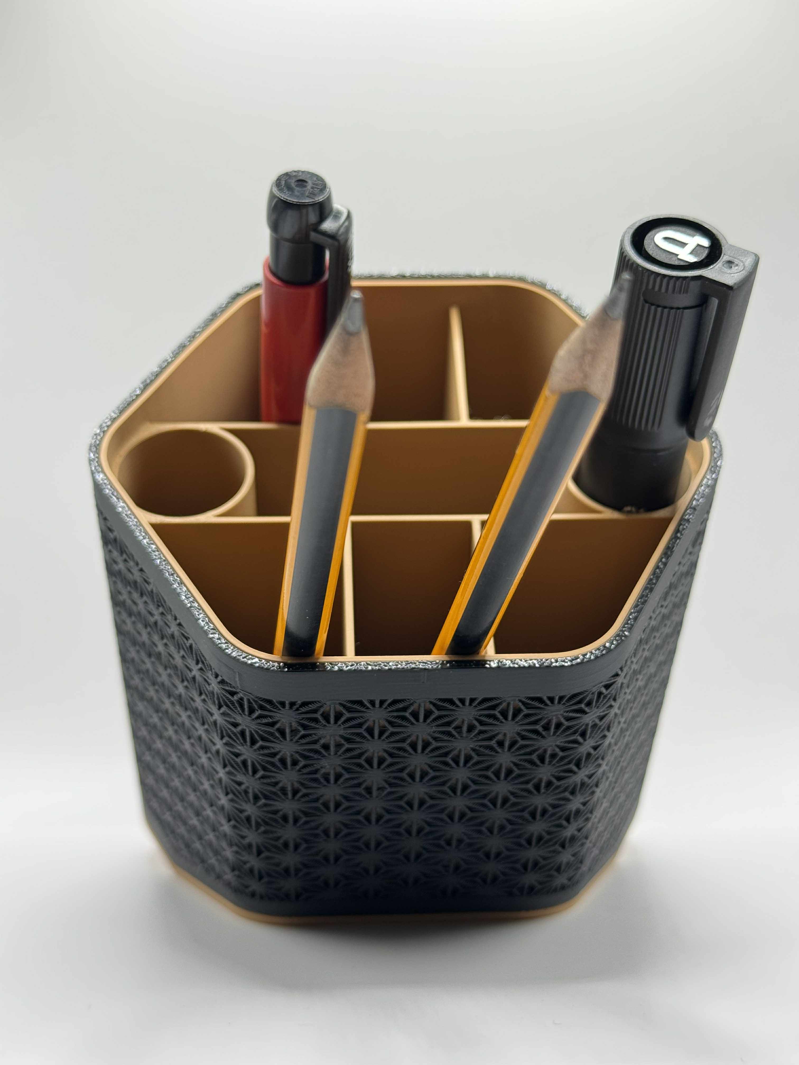 Blyantsholder i sort og brun, moderne