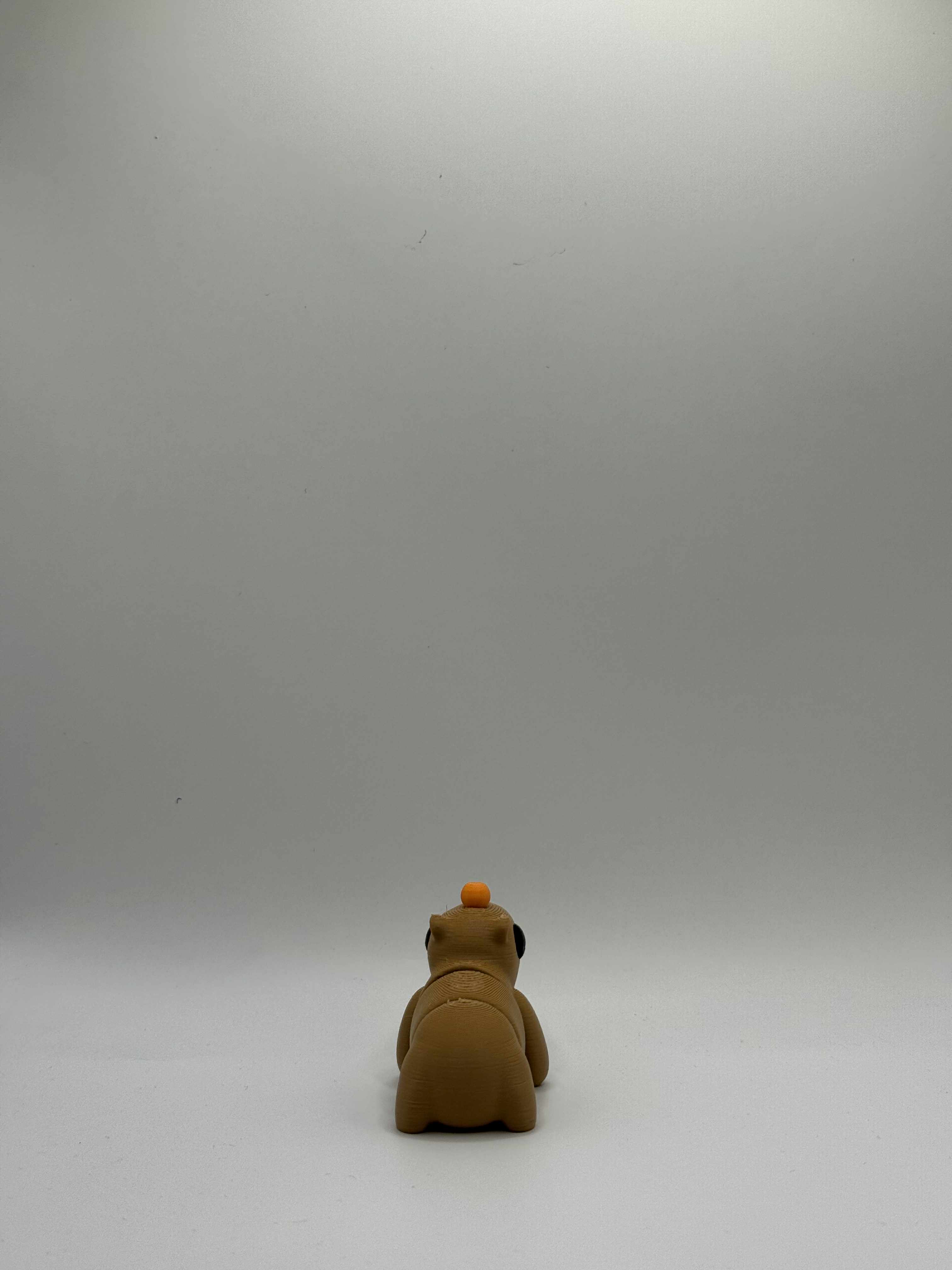 Fleksibel Capybara med appelsin på hovedet