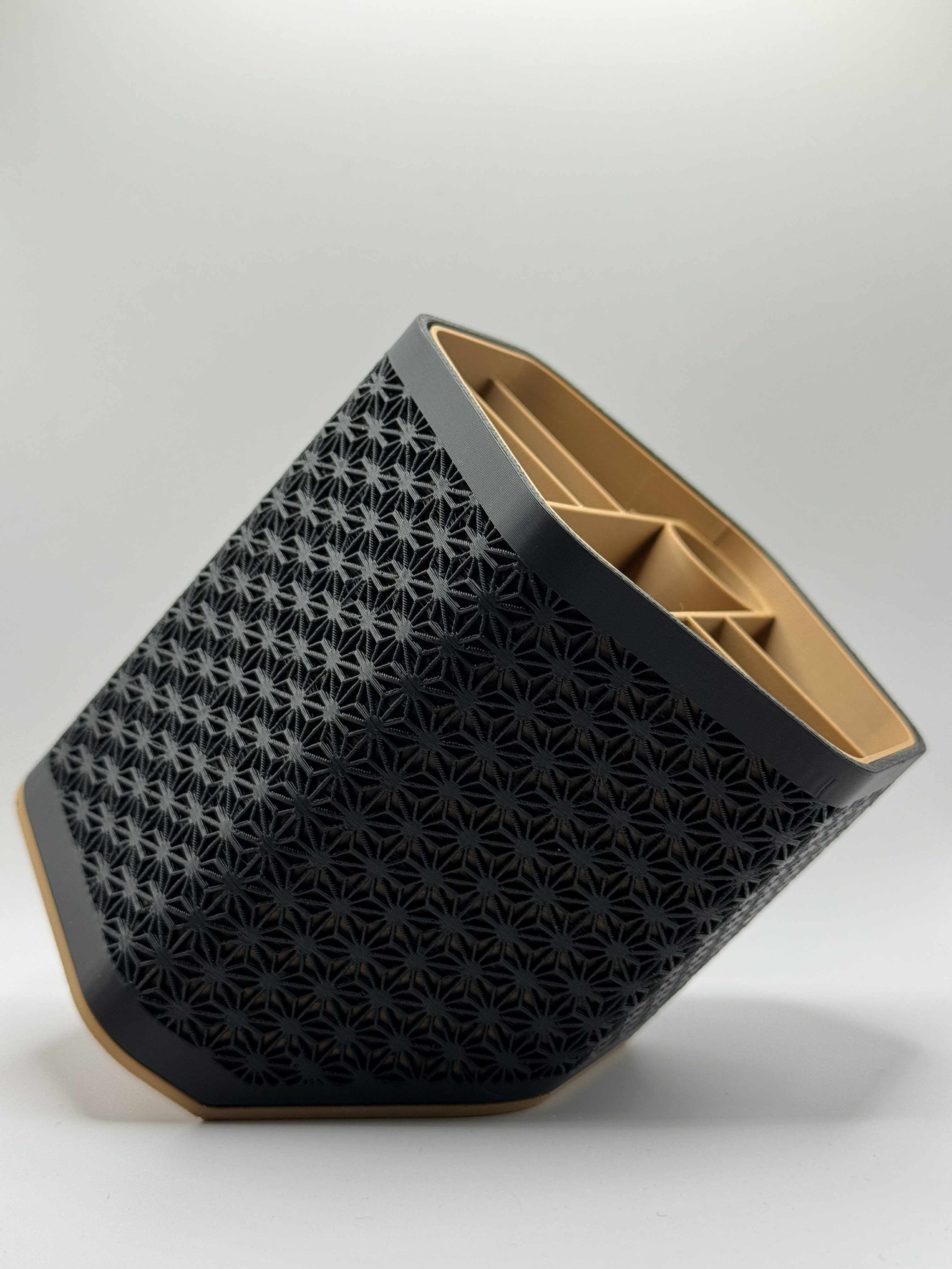 Blyantsholder i sort og brun, moderne