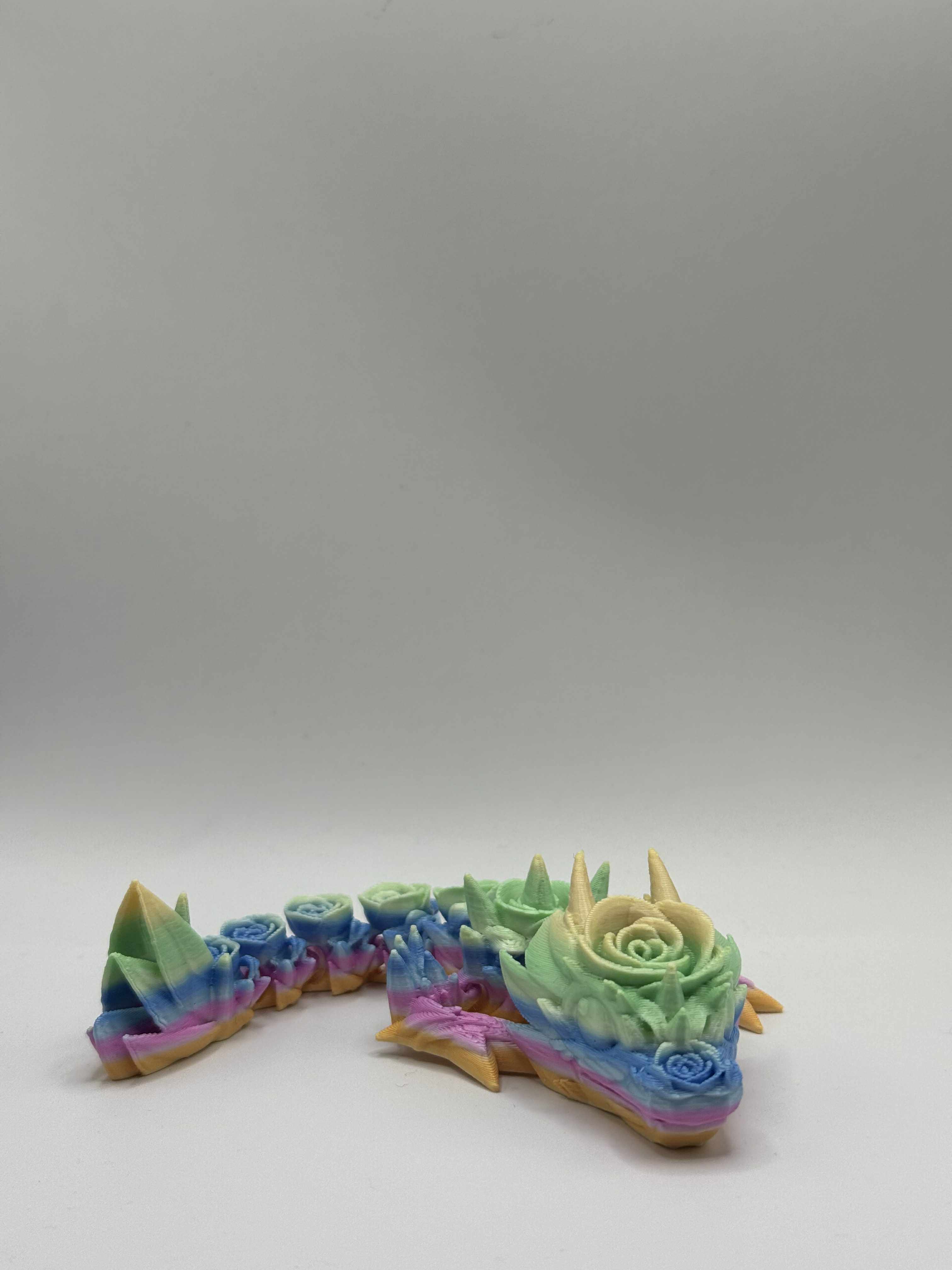 Lille rose drage i gul, pink, blå og grøn