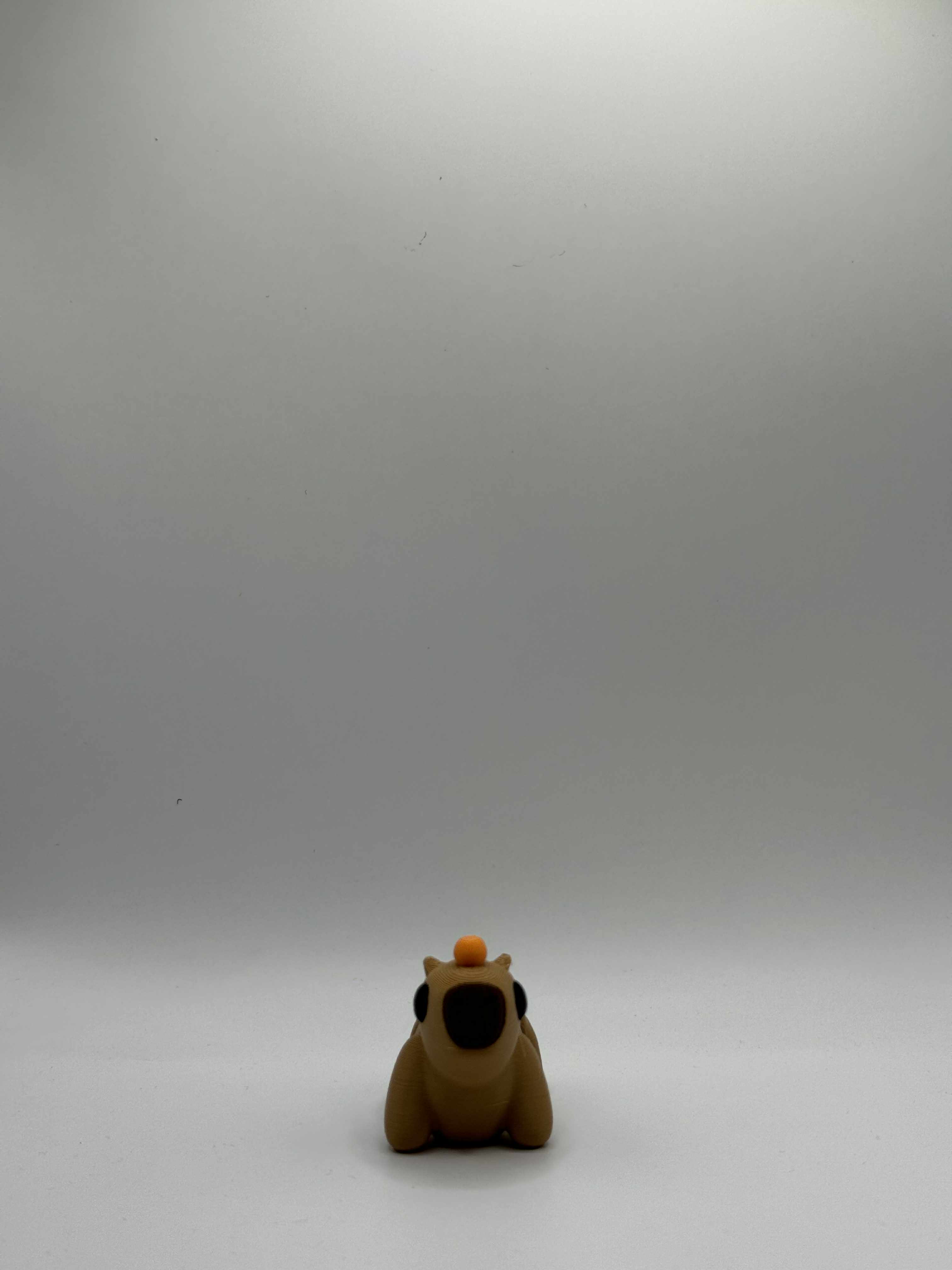 Fleksibel Capybara med appelsin på hovedet