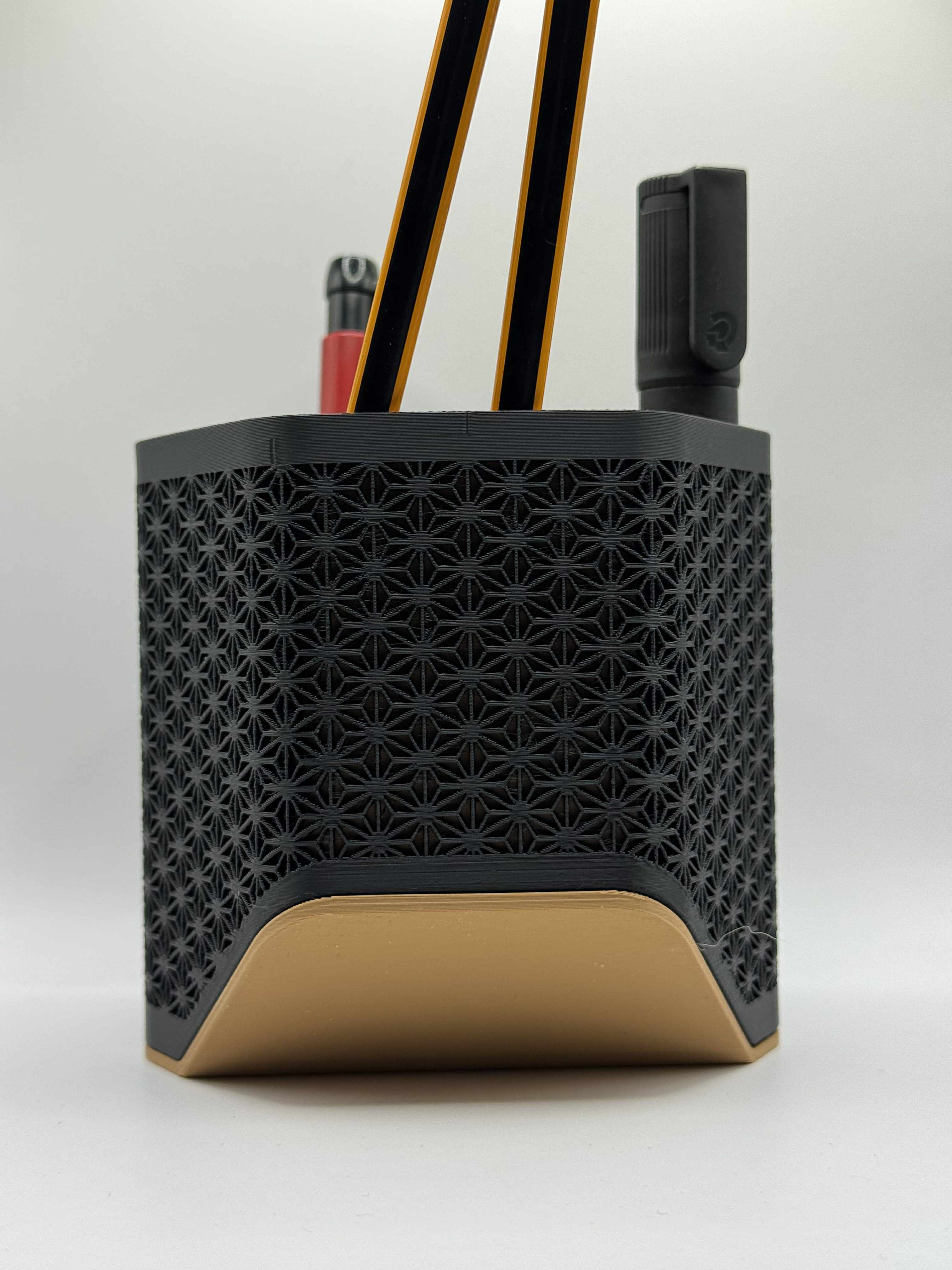 Blyantsholder i sort og brun, moderne