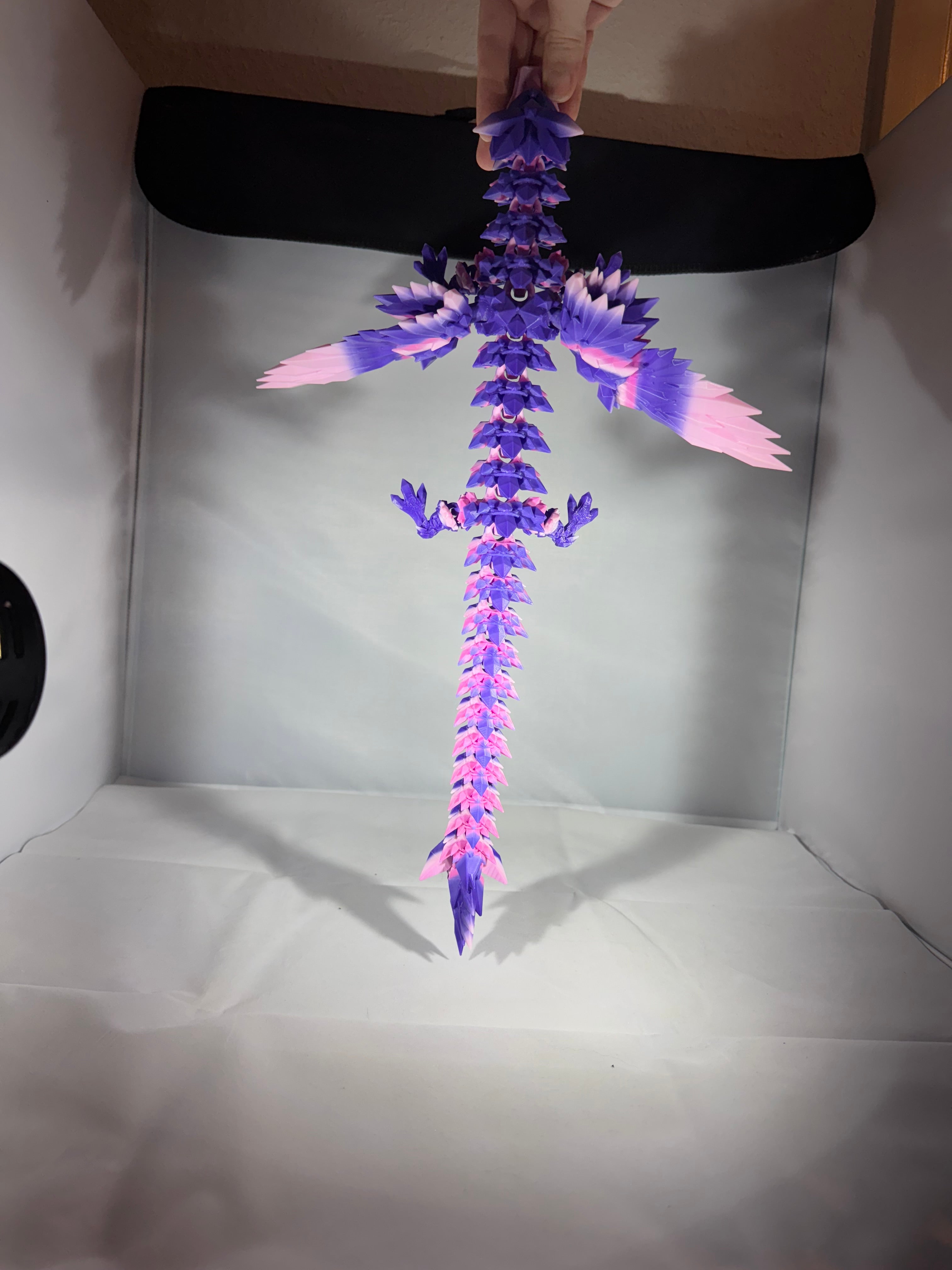 Drage i lilla og lyserød med vinger