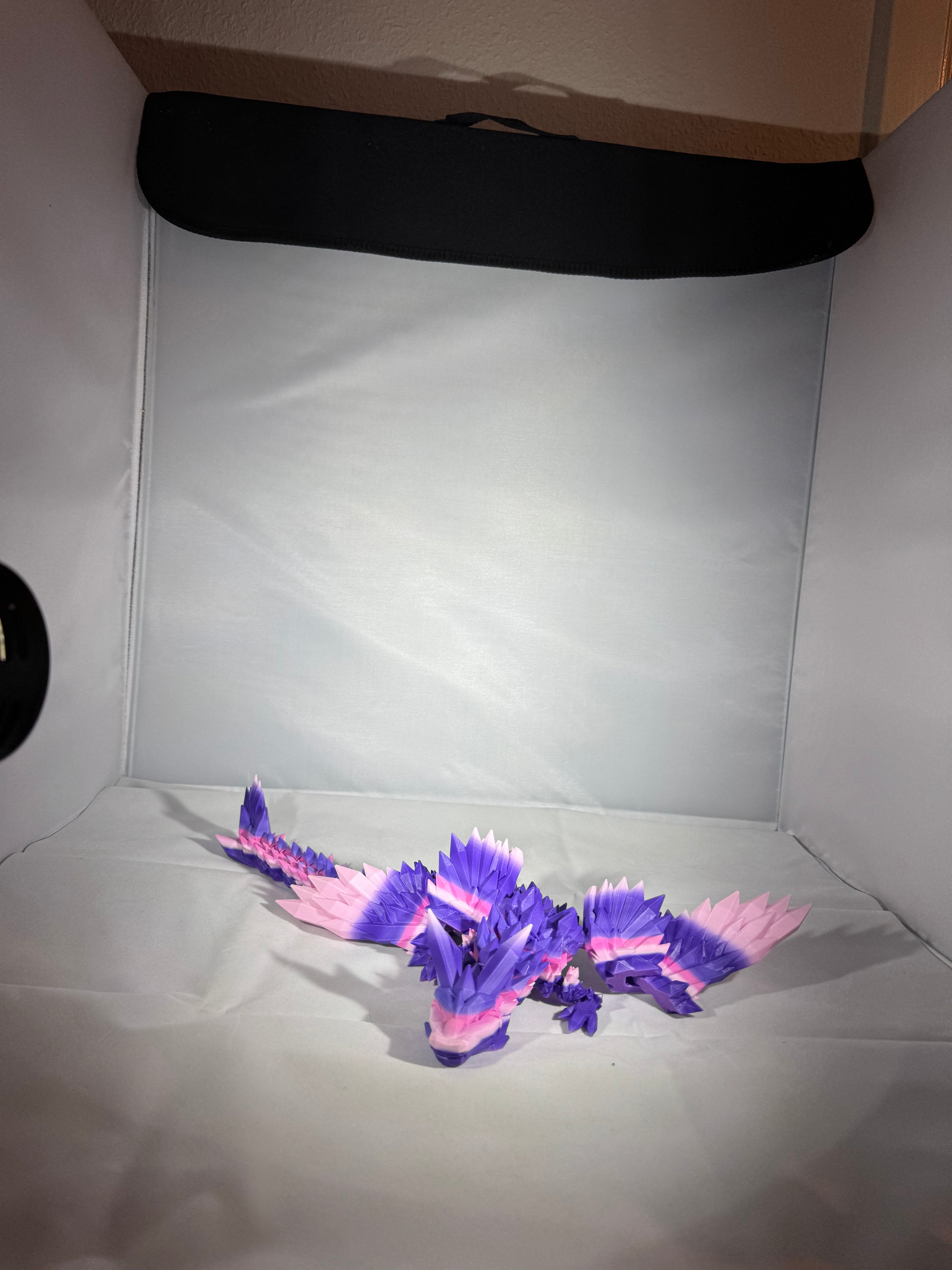 Drage i lilla og lyserød med vinger