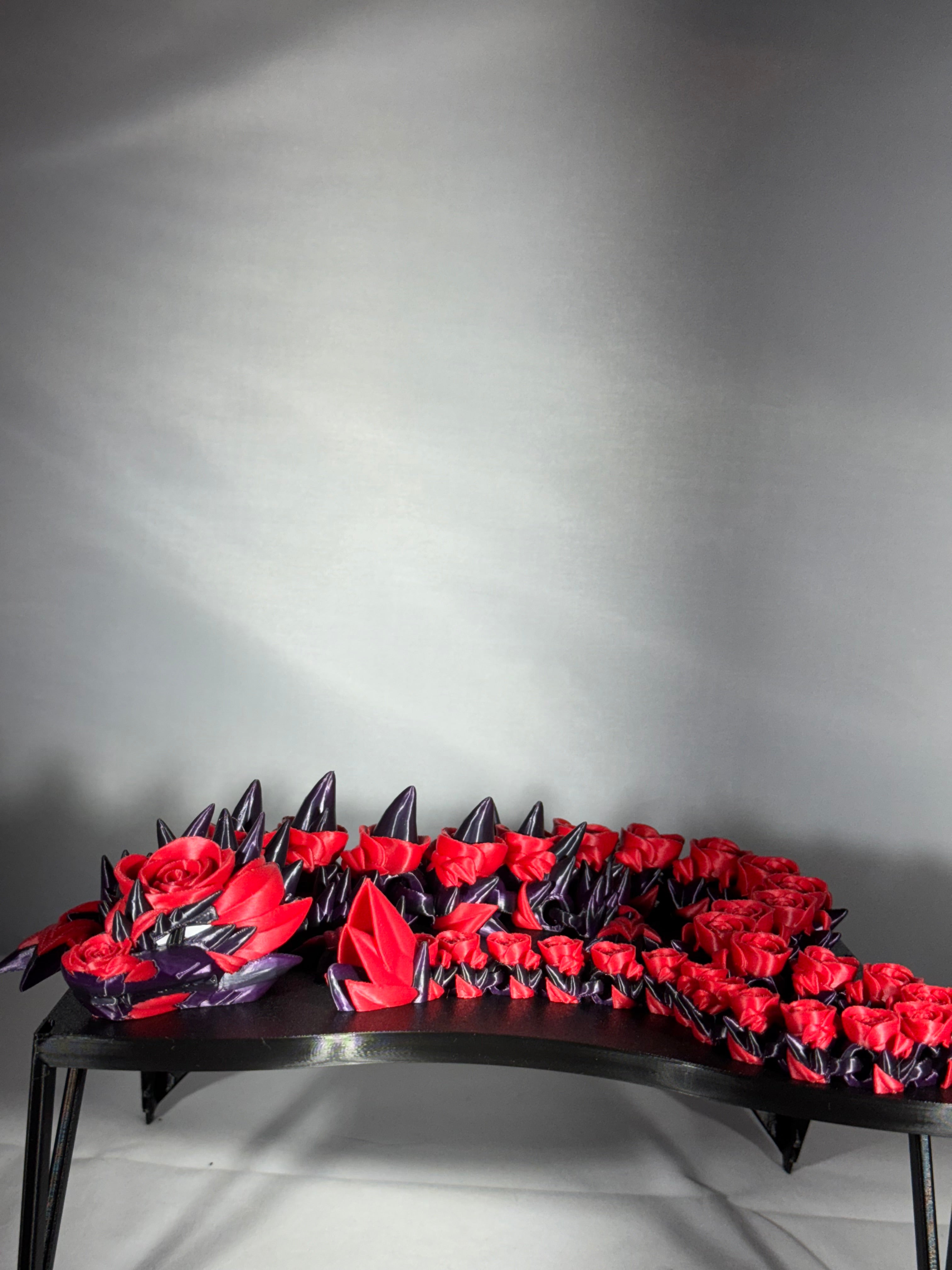 Rose drage i sort og rød med hvide øjne