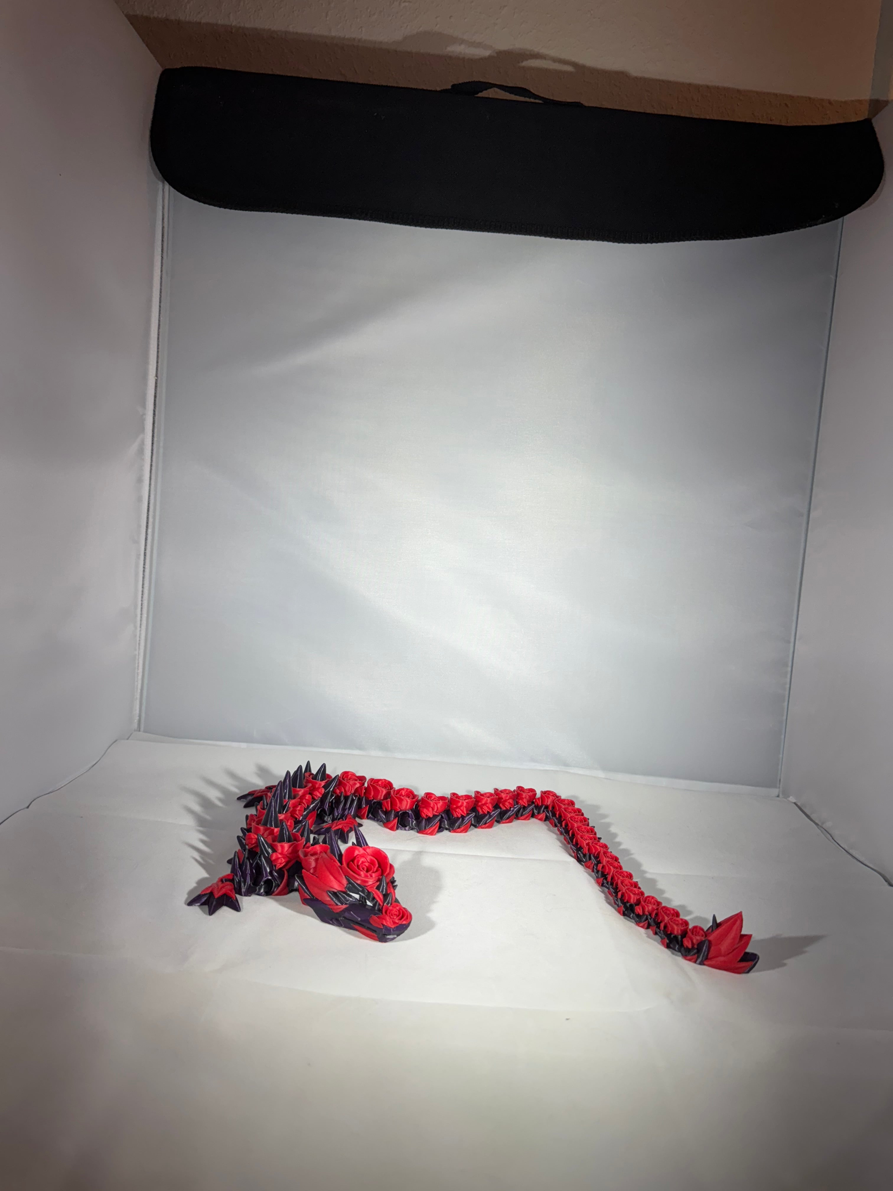 Rose drage i sort og rød med hvide øjne