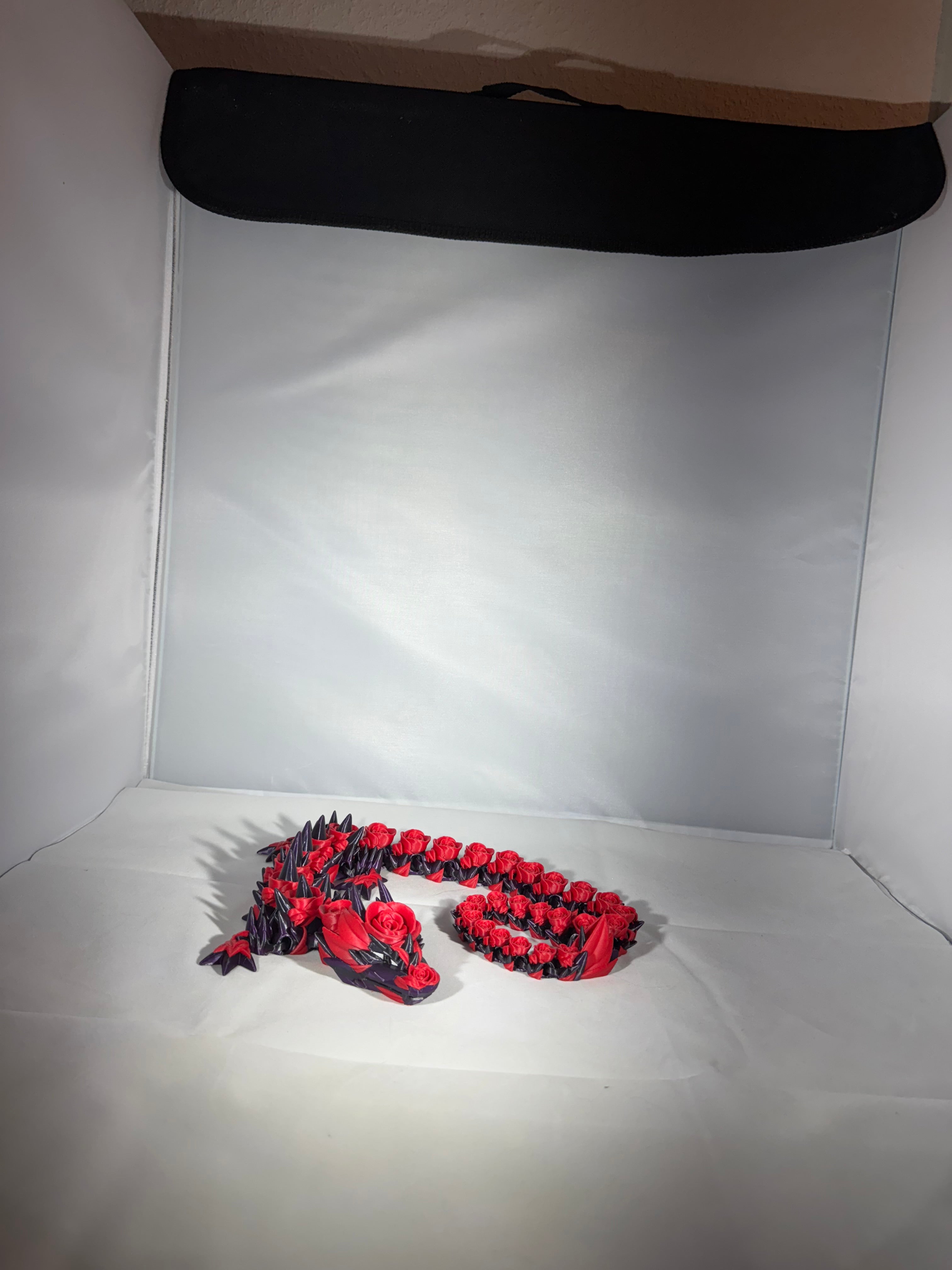 Rose drage i sort og rød med hvide øjne