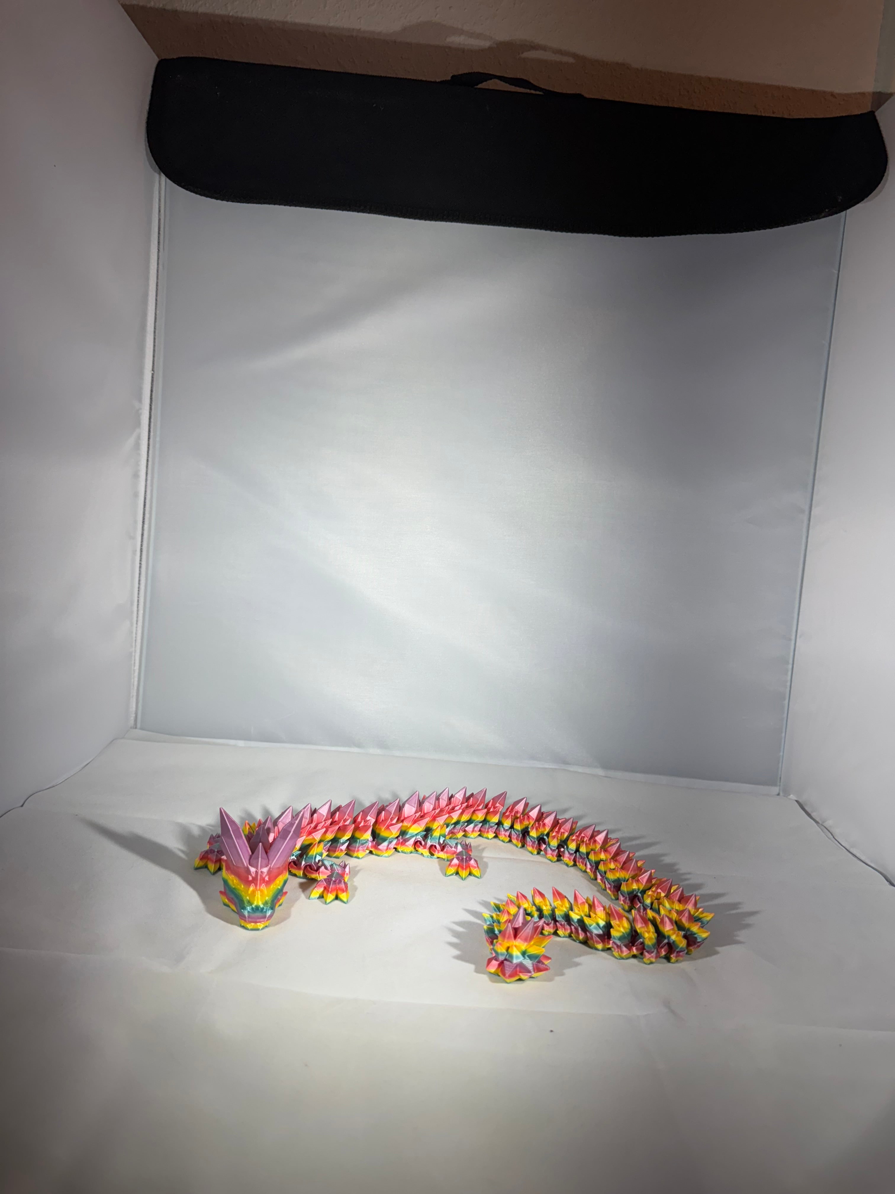 Krystal drage i regnbuefarver