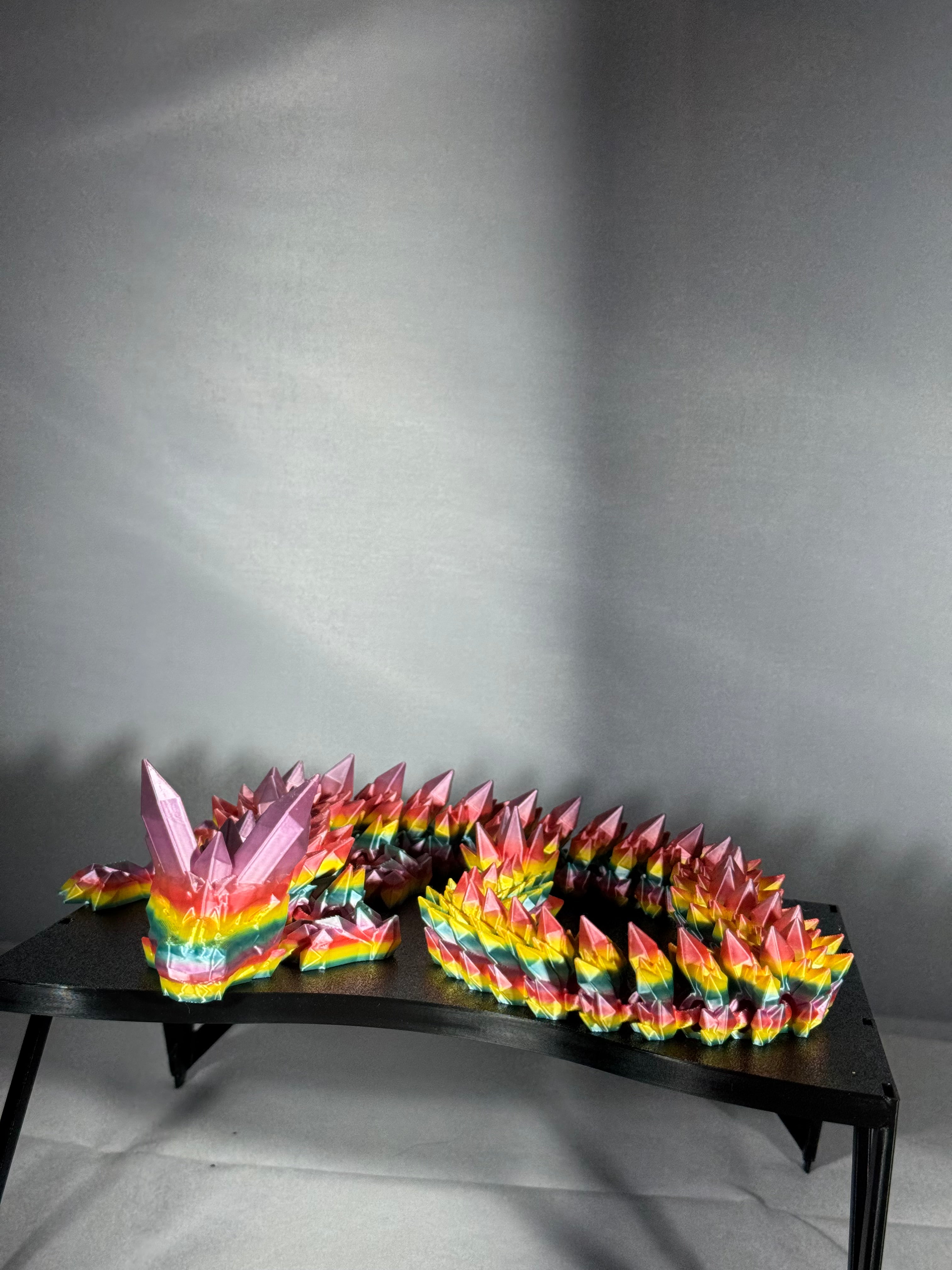 Krystal drage i regnbuefarver