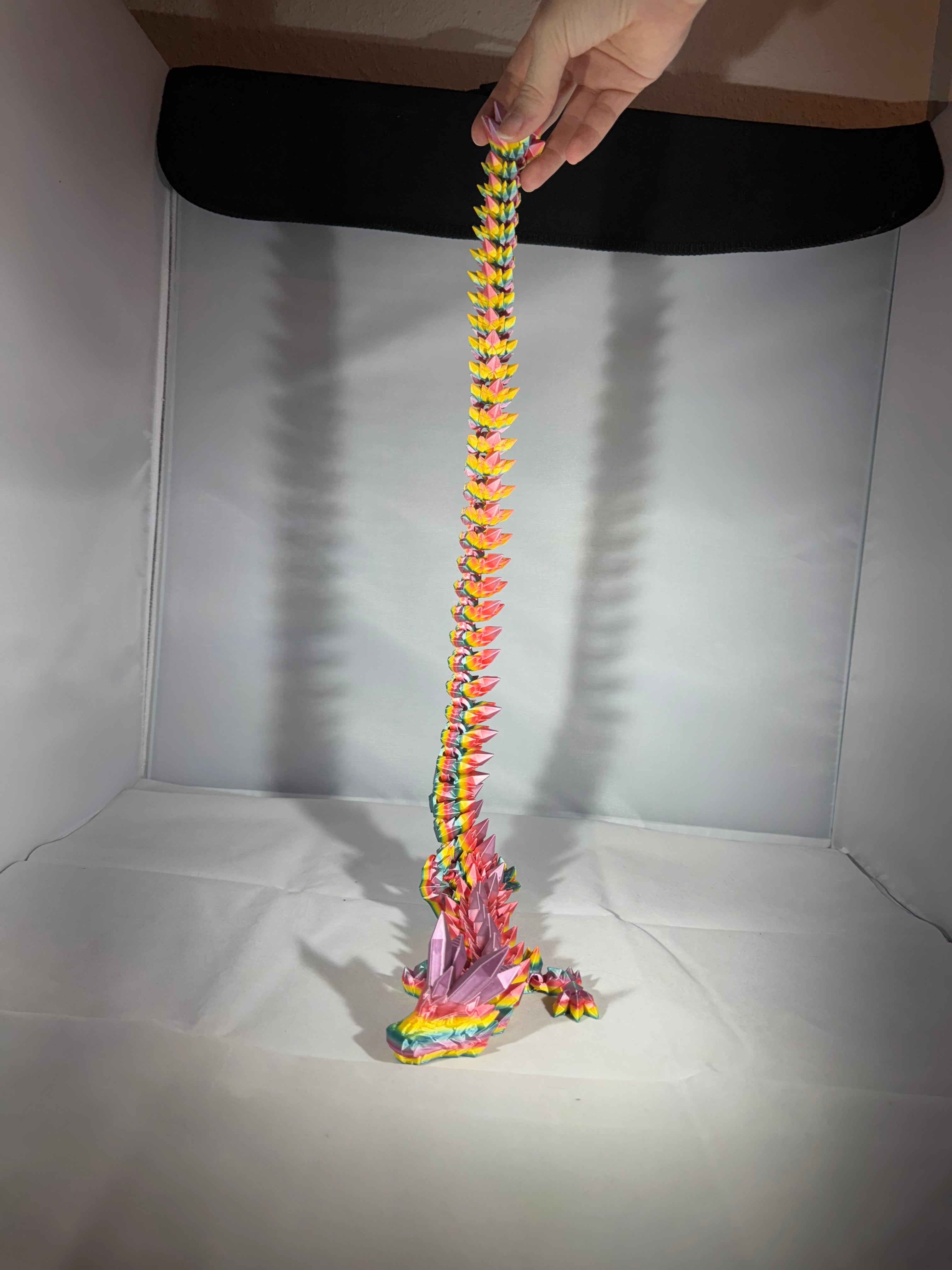 Krystal drage i regnbuefarver