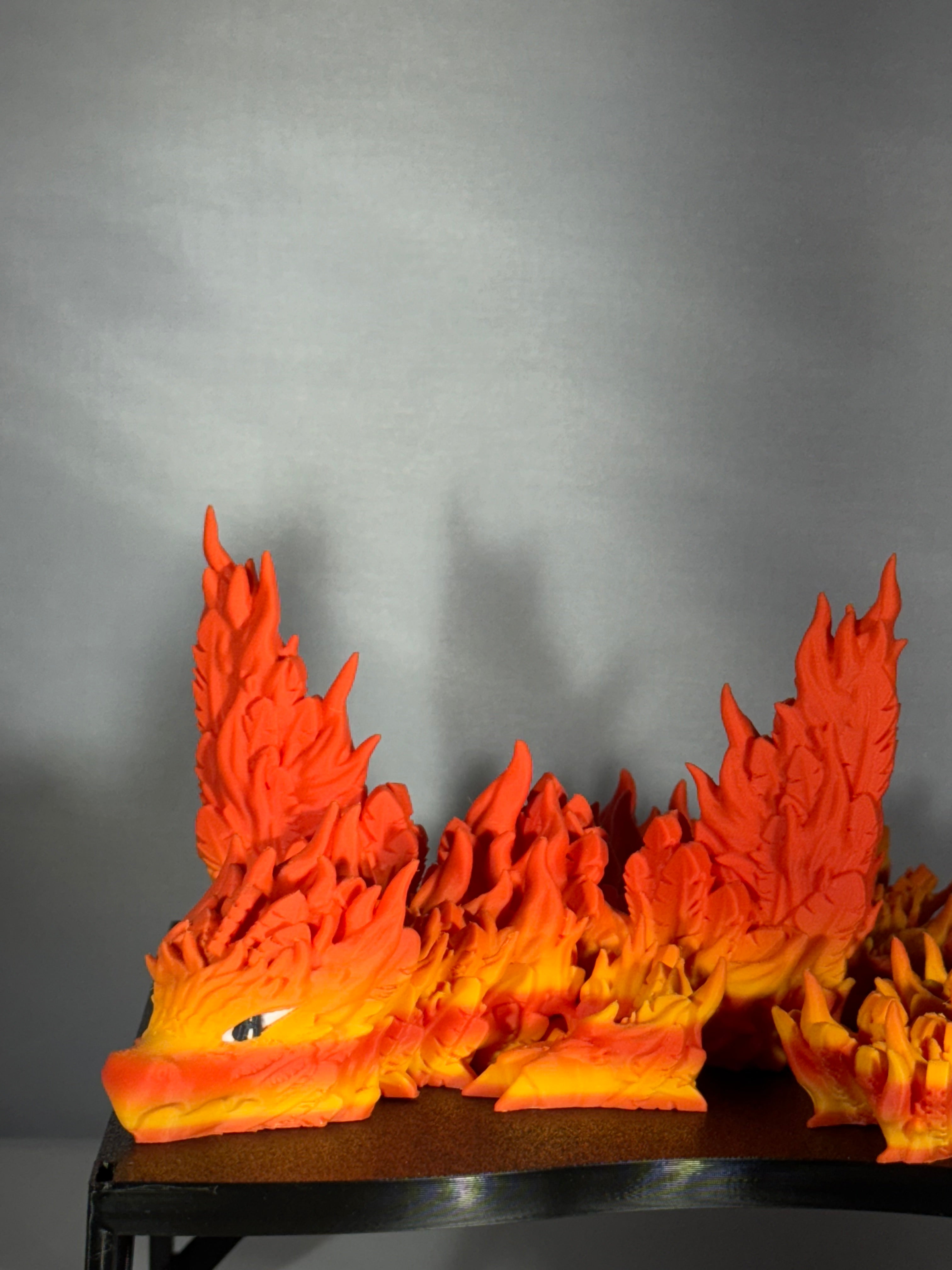 Føniks drage i orange og gul med vinger