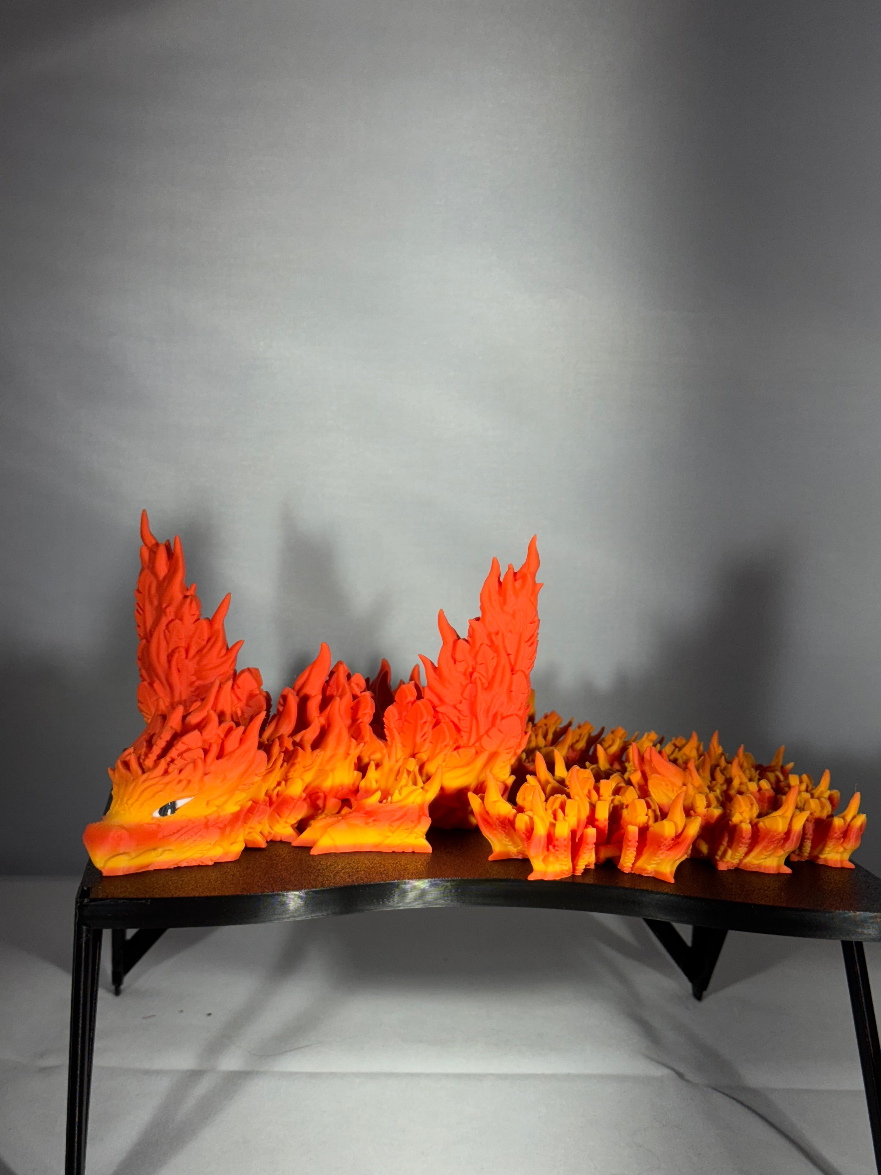 Føniks drage i orange og gul med vinger