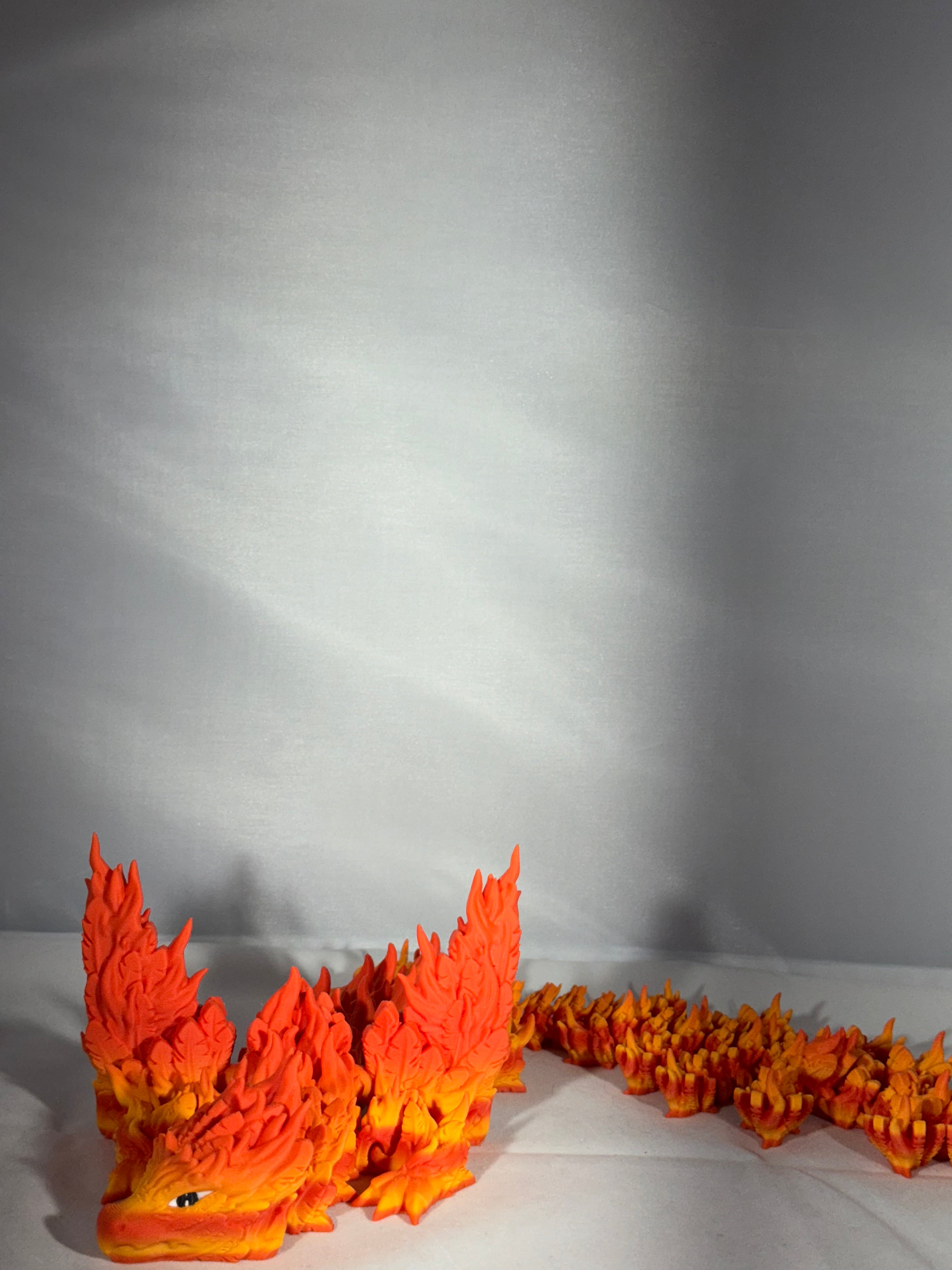 Føniks drage i orange og gul med vinger