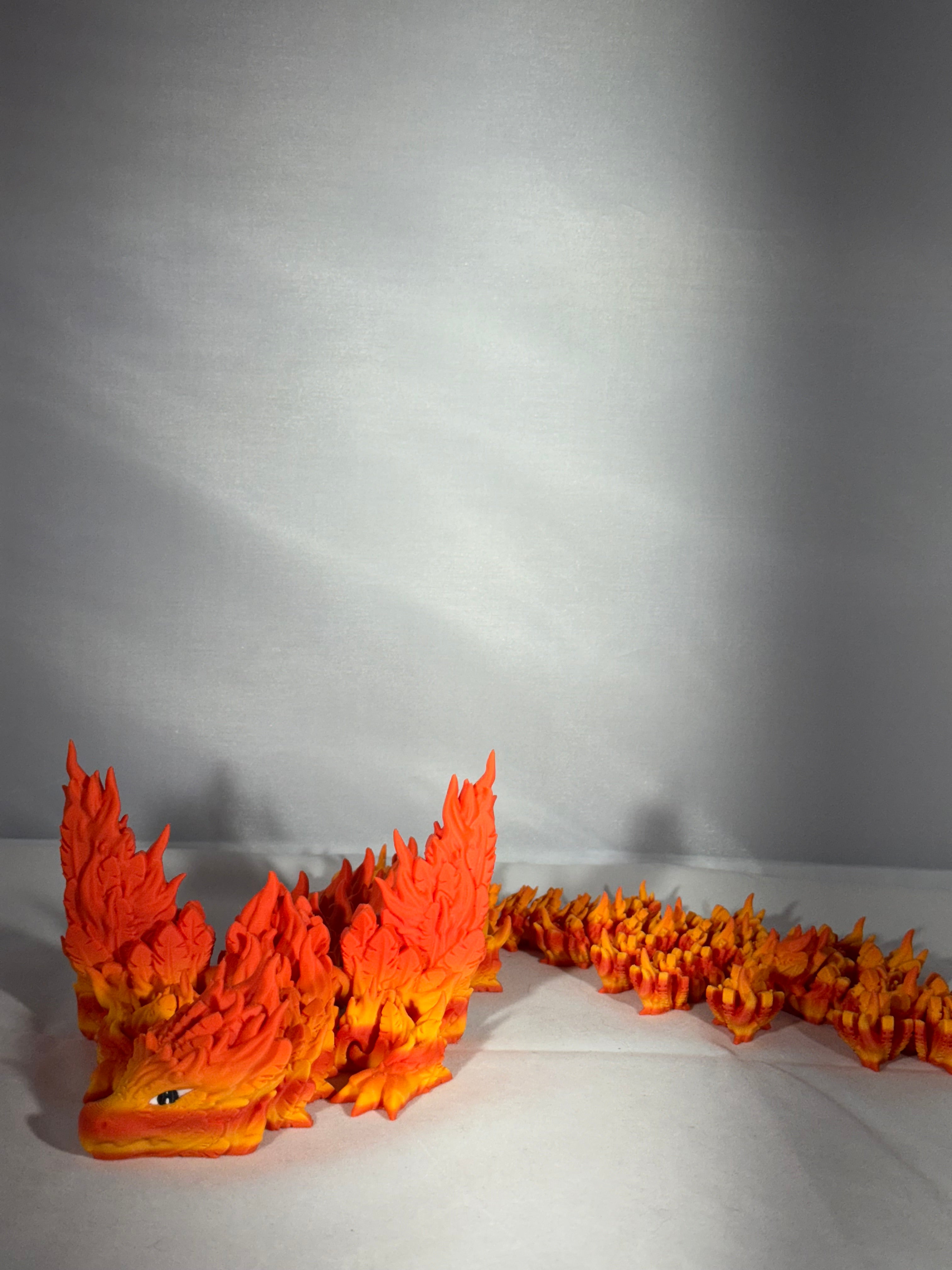 Føniks drage i orange og gul med vinger