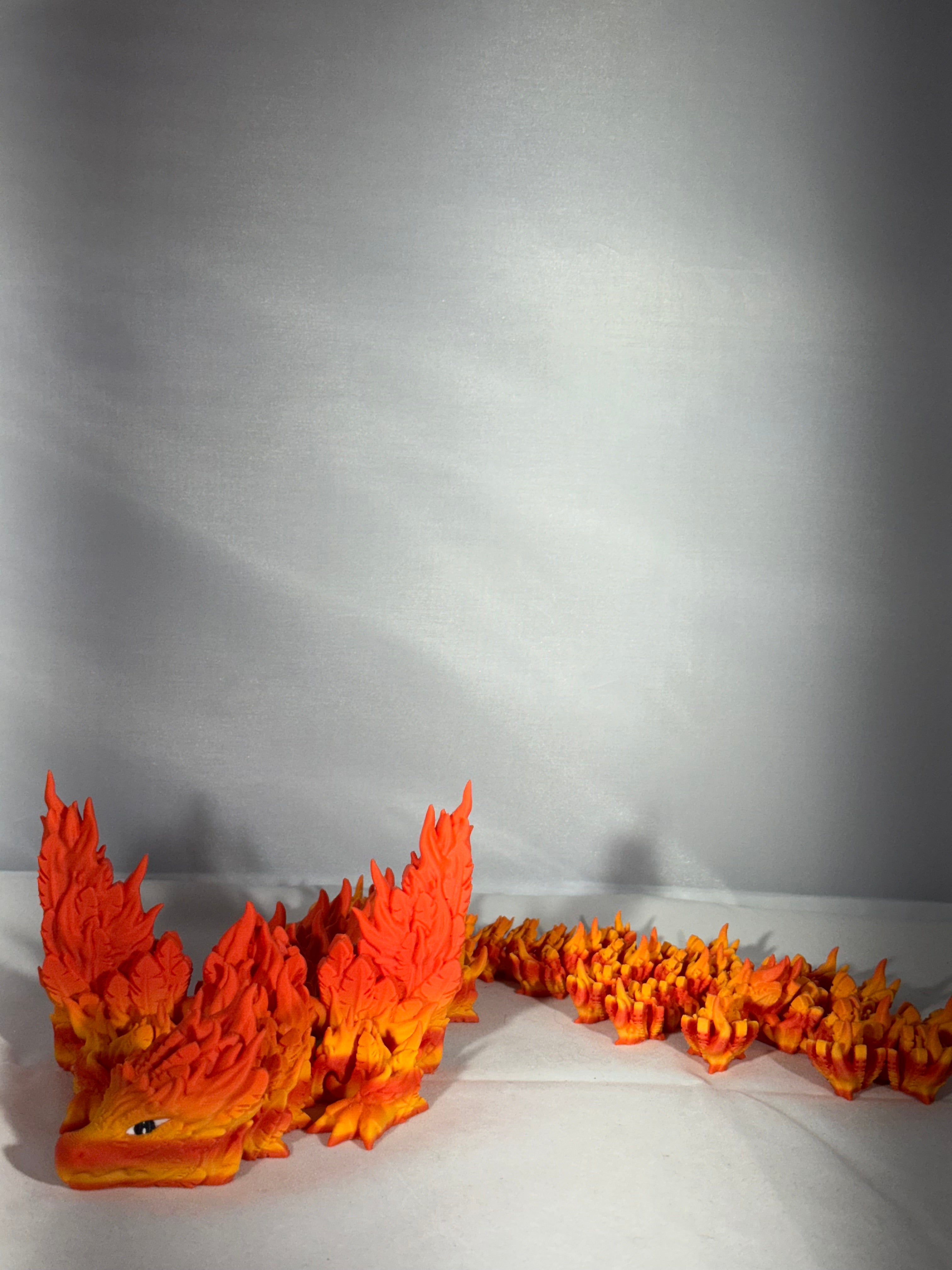 Føniks drage i orange og gul med vinger