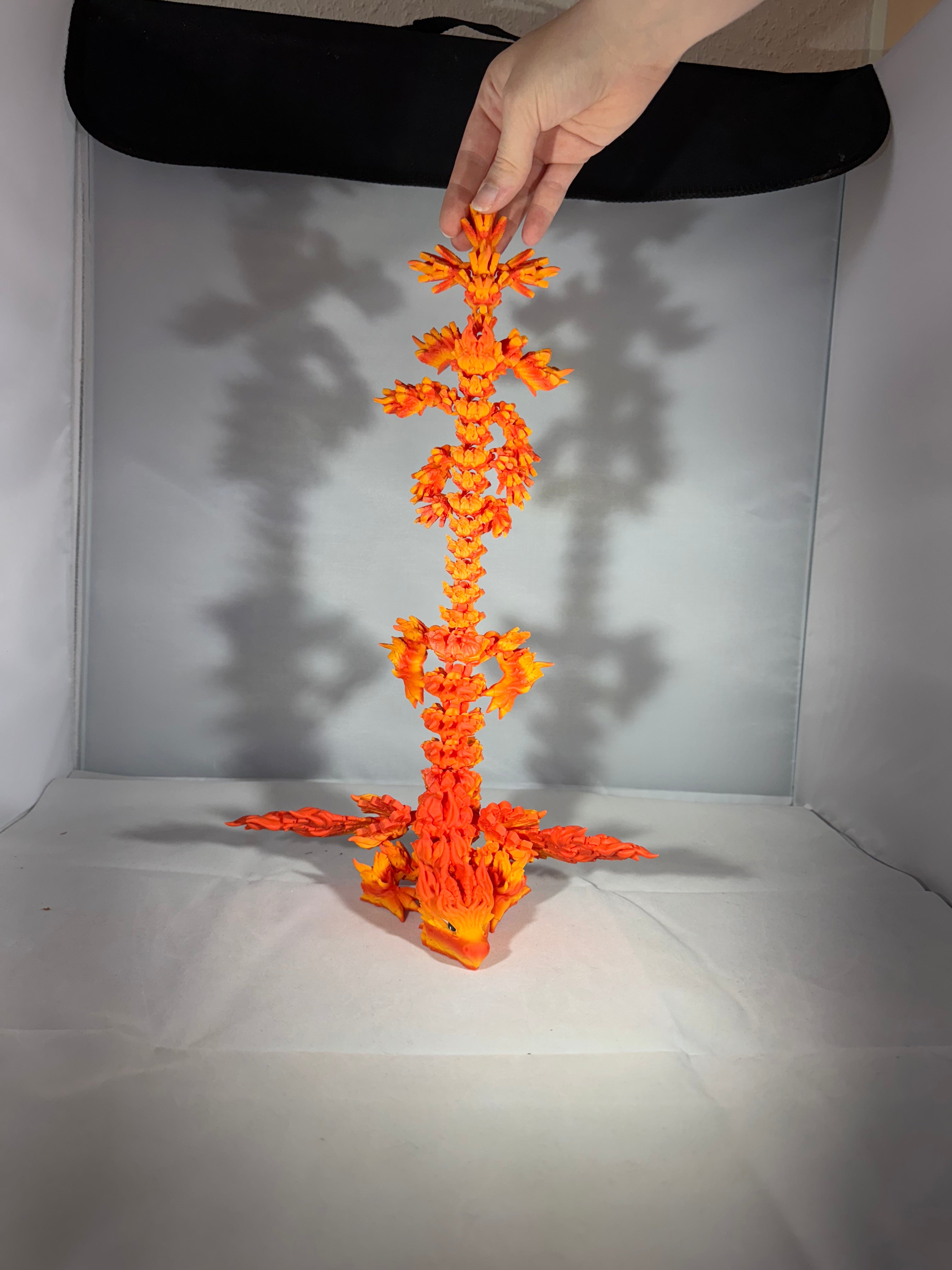 Føniks drage i orange og gul med vinger