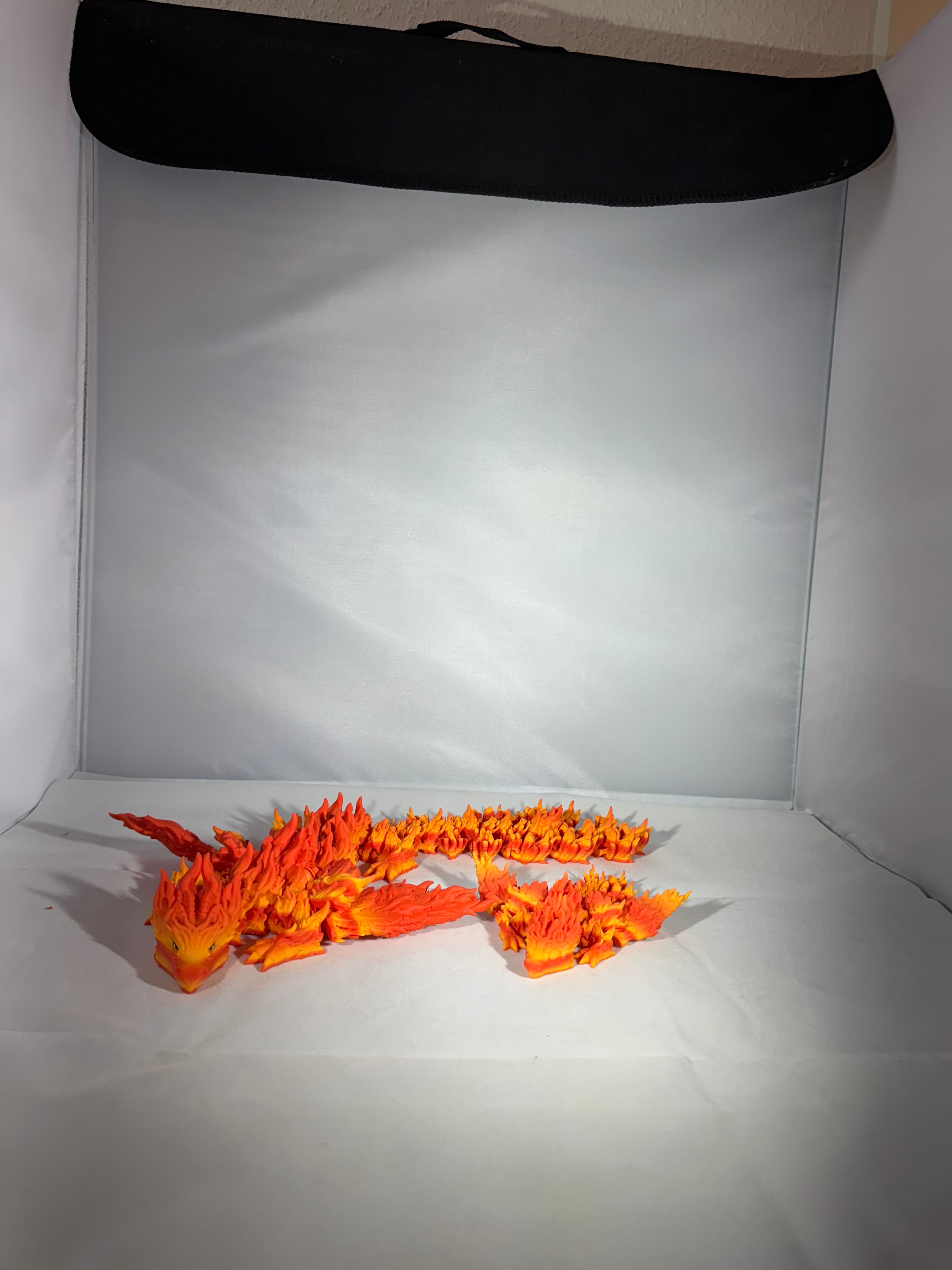 Føniks drage i orange og gul med vinger