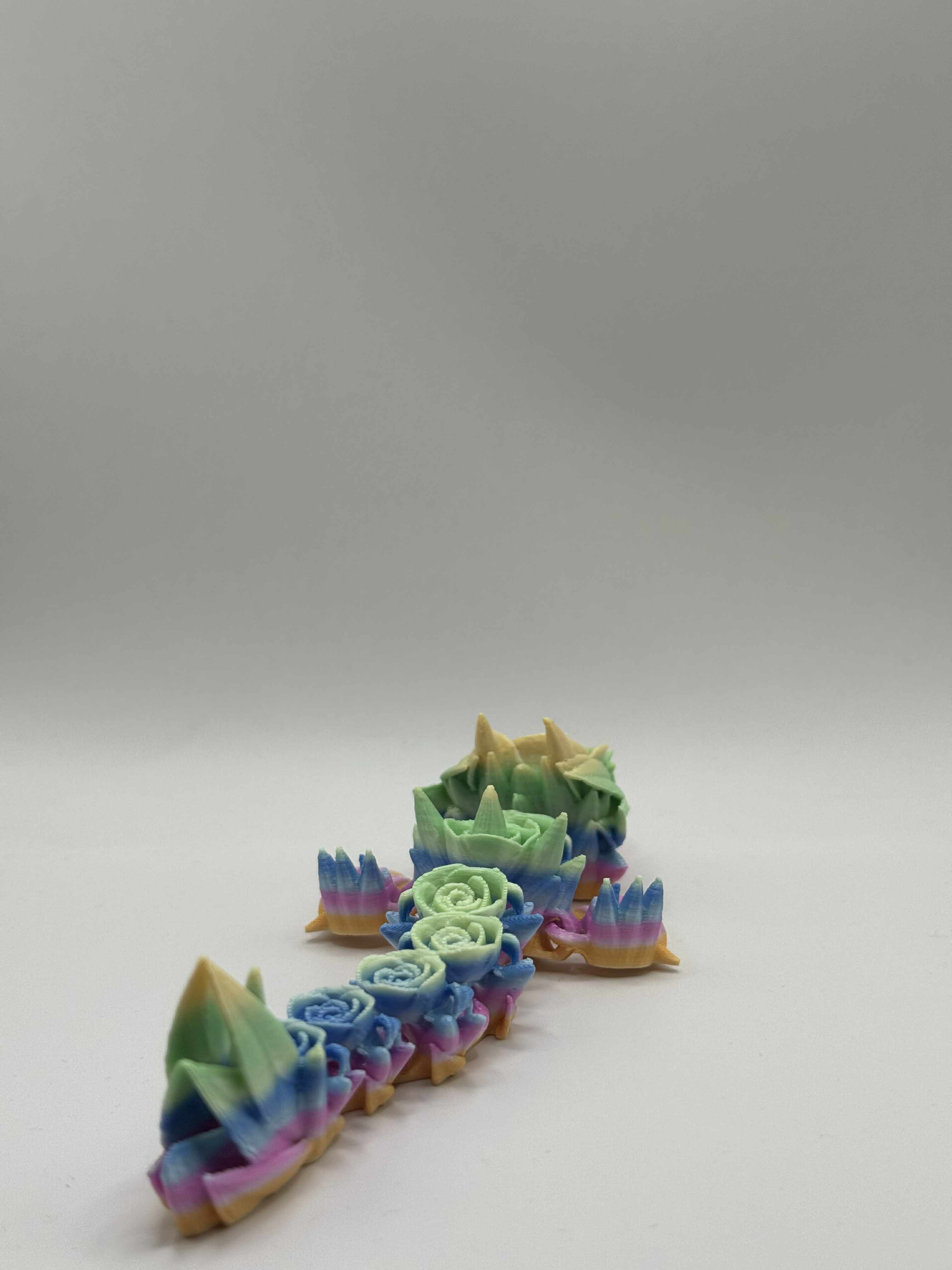 Lille rose drage i gul, pink, blå og grøn