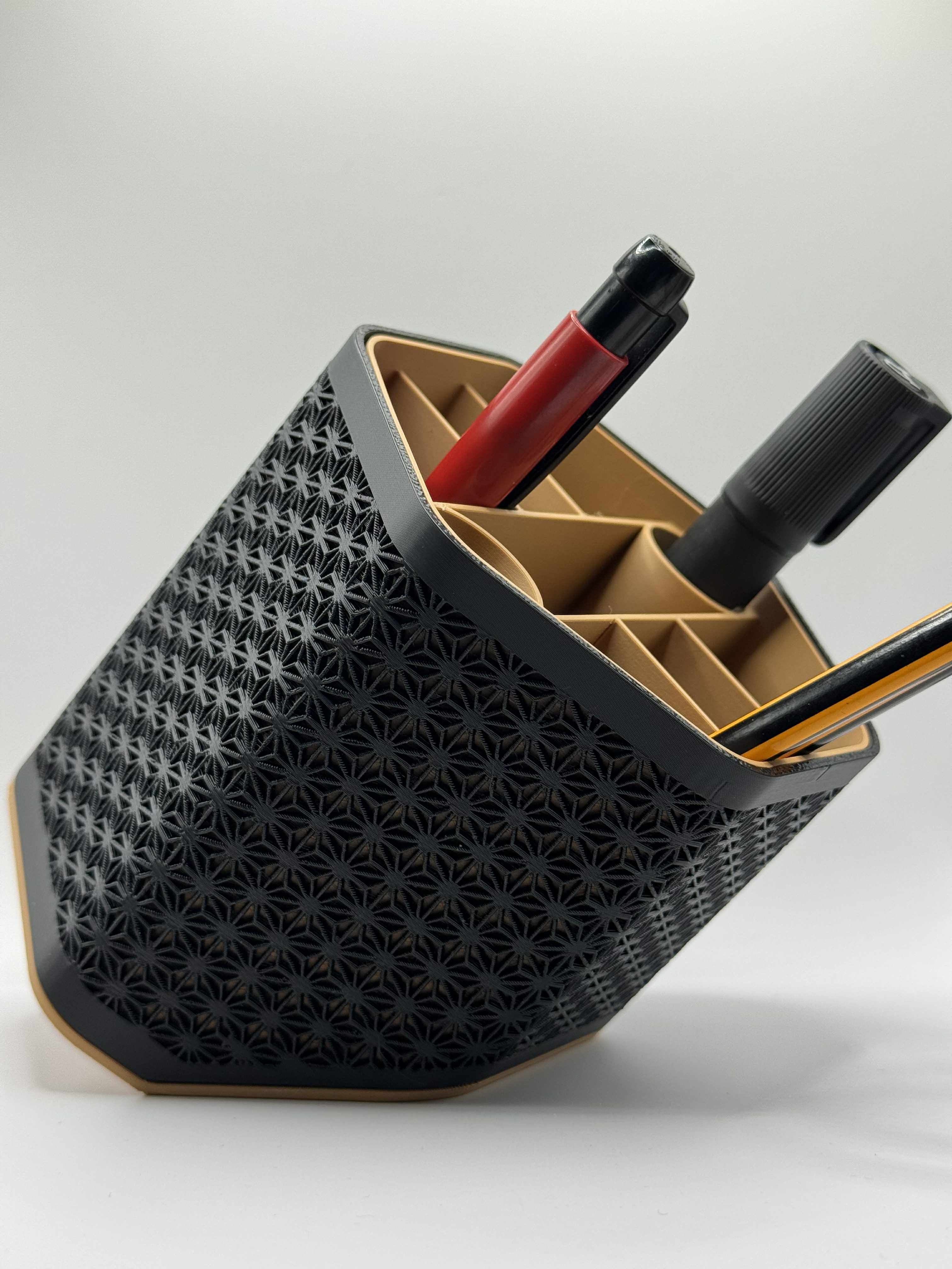 Blyantsholder i sort og brun, moderne