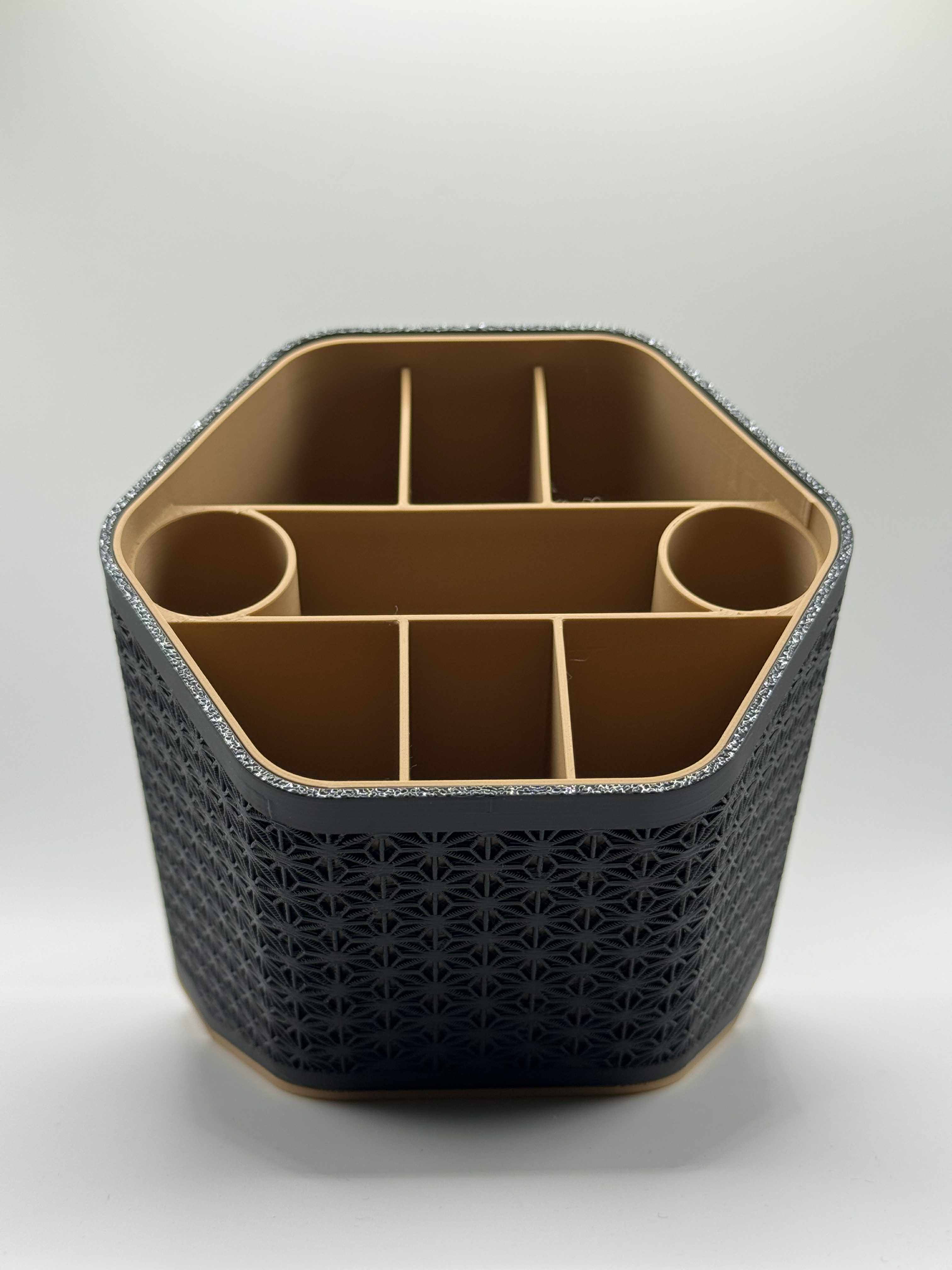 Blyantsholder i sort og brun, moderne