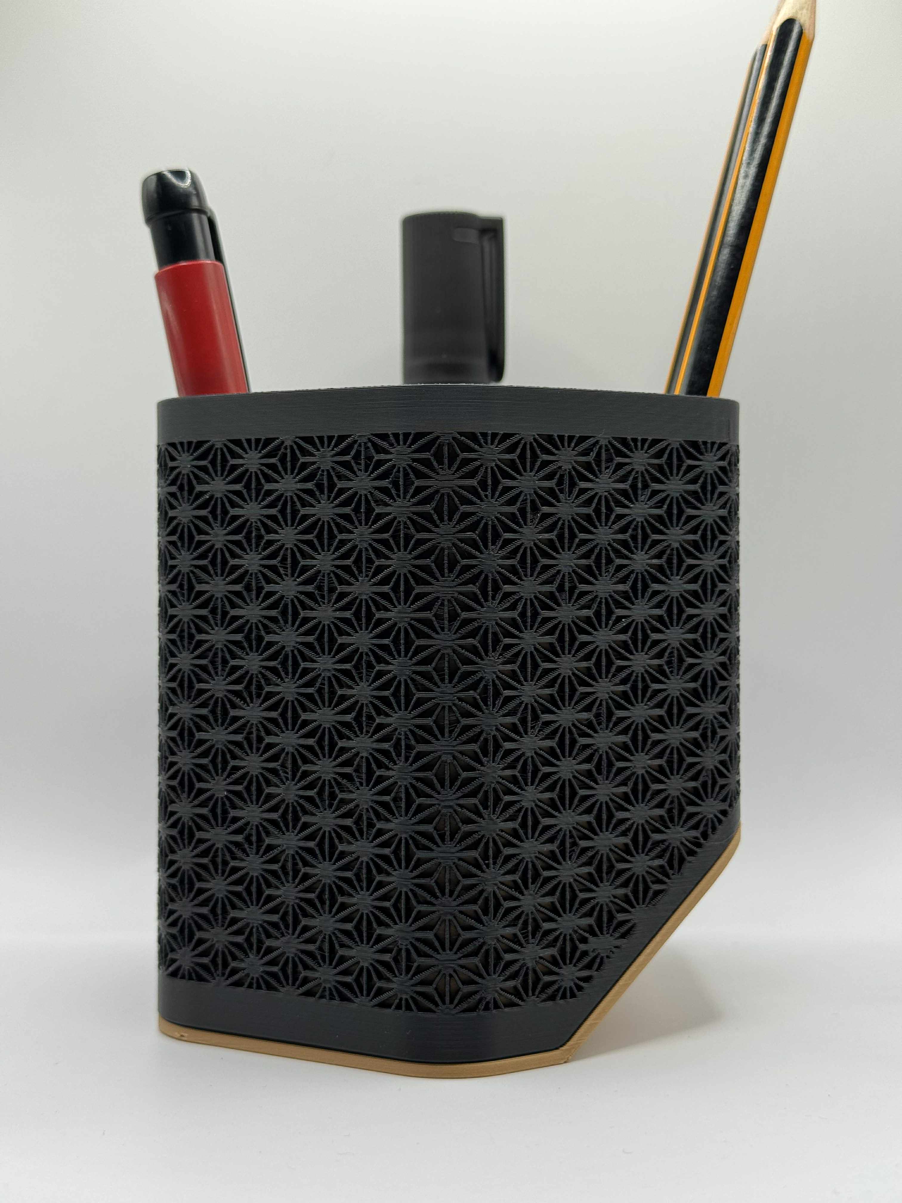 Blyantsholder i sort og brun, moderne