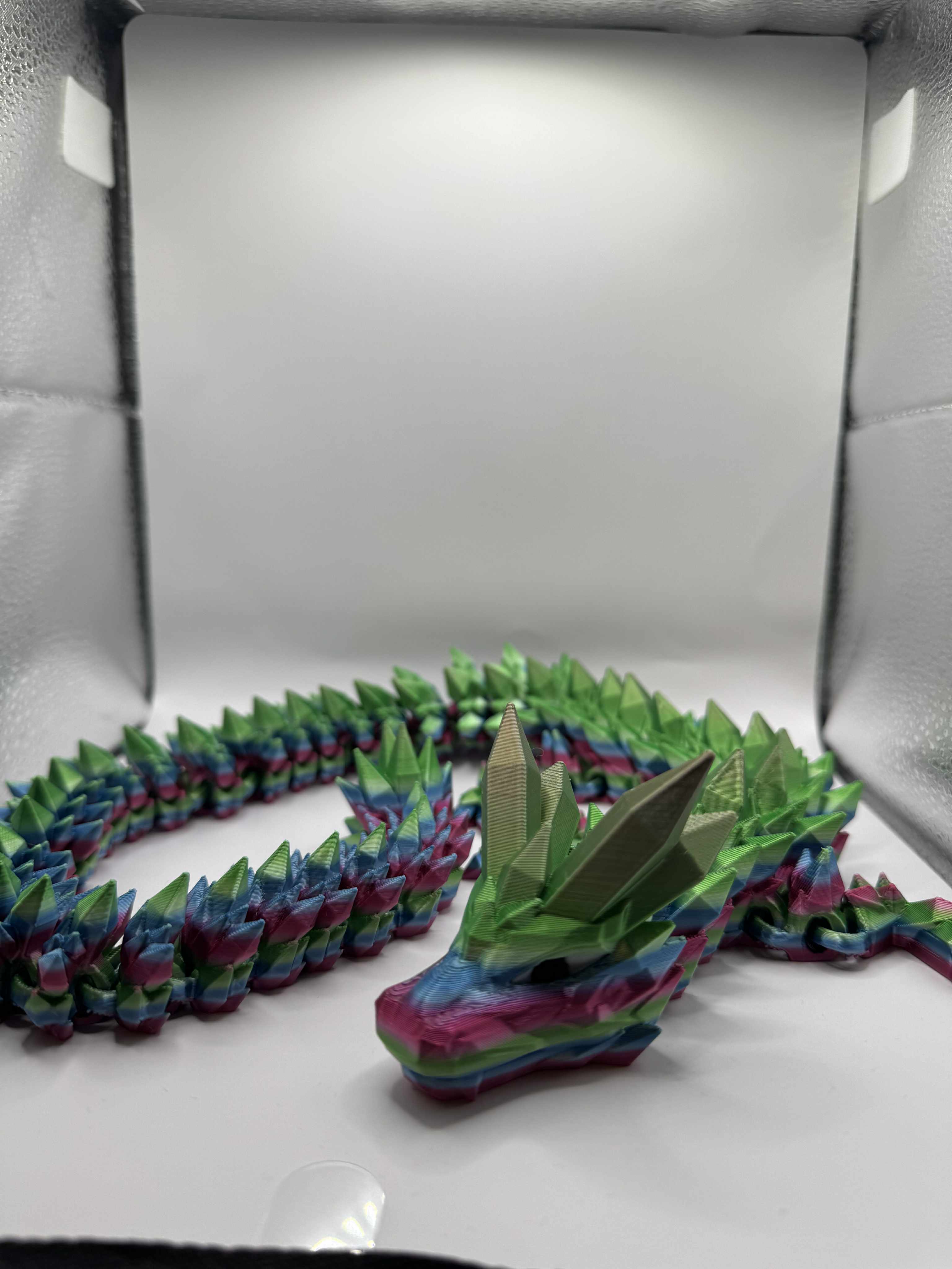 Krystal drage i regnbuefarver