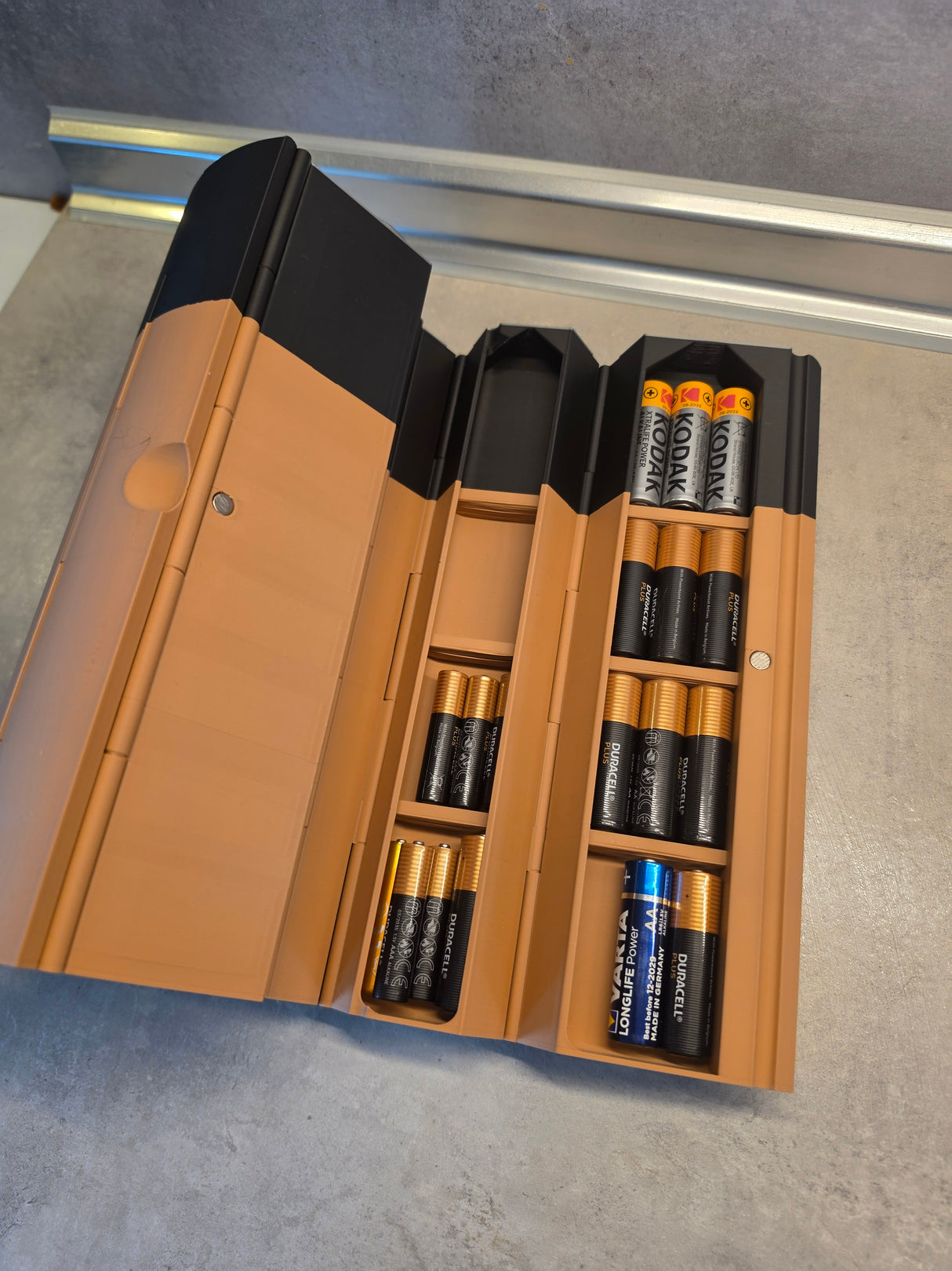 Rullebar batteriholder til skuffe og værktøjskasse