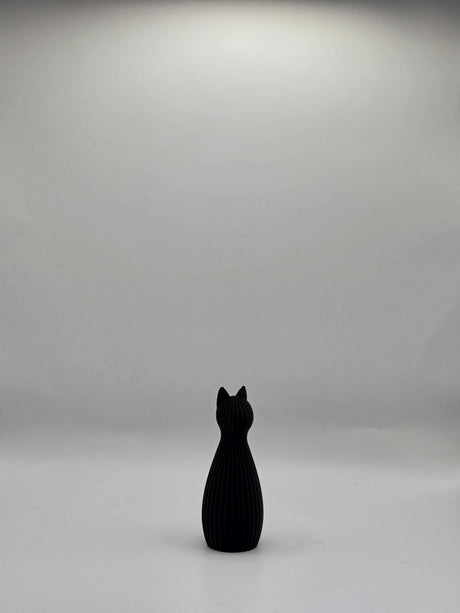 Kattefigur vist sammen med parfigurer