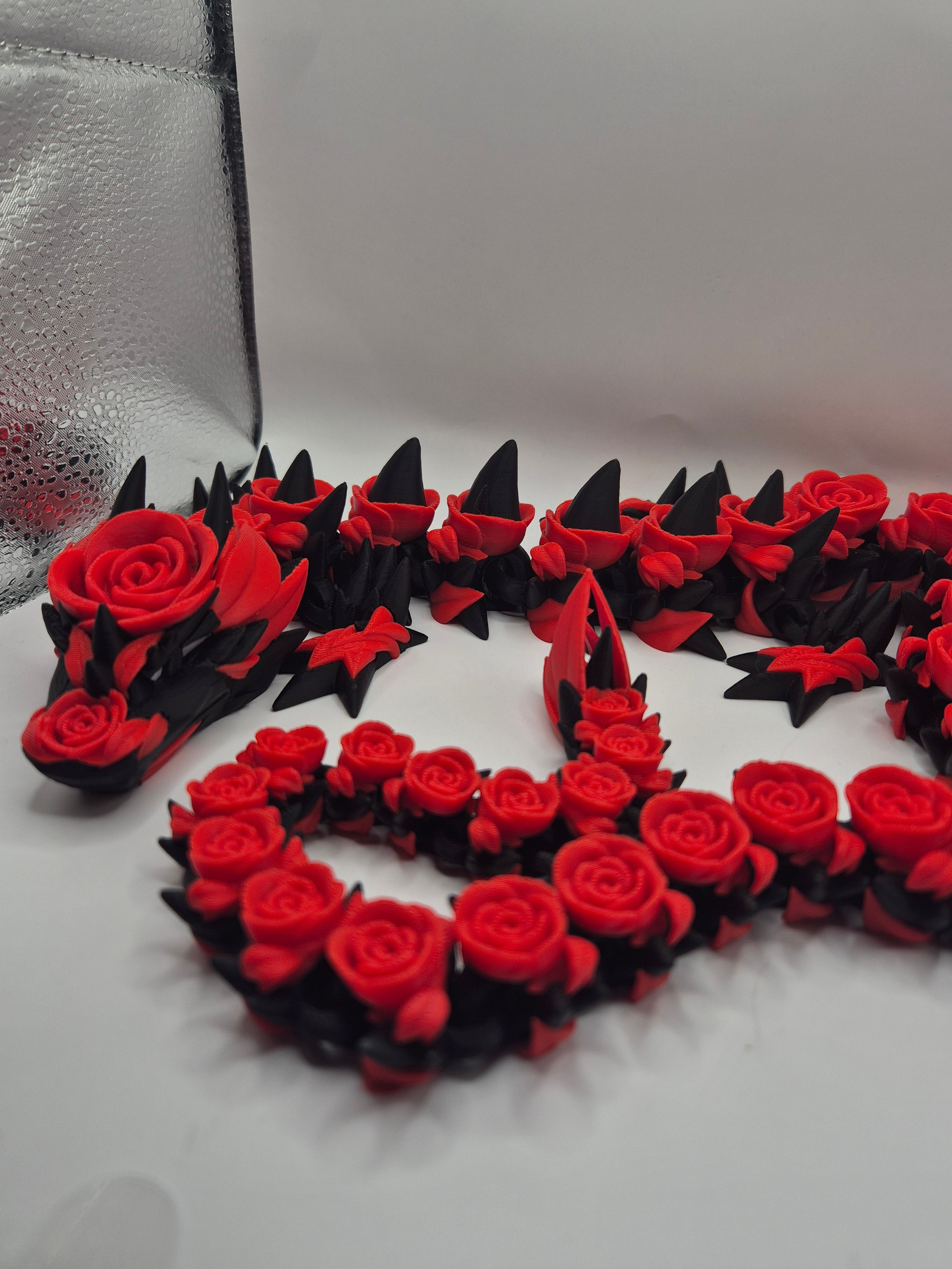 Rose drage i sort og rød med hvide øjne