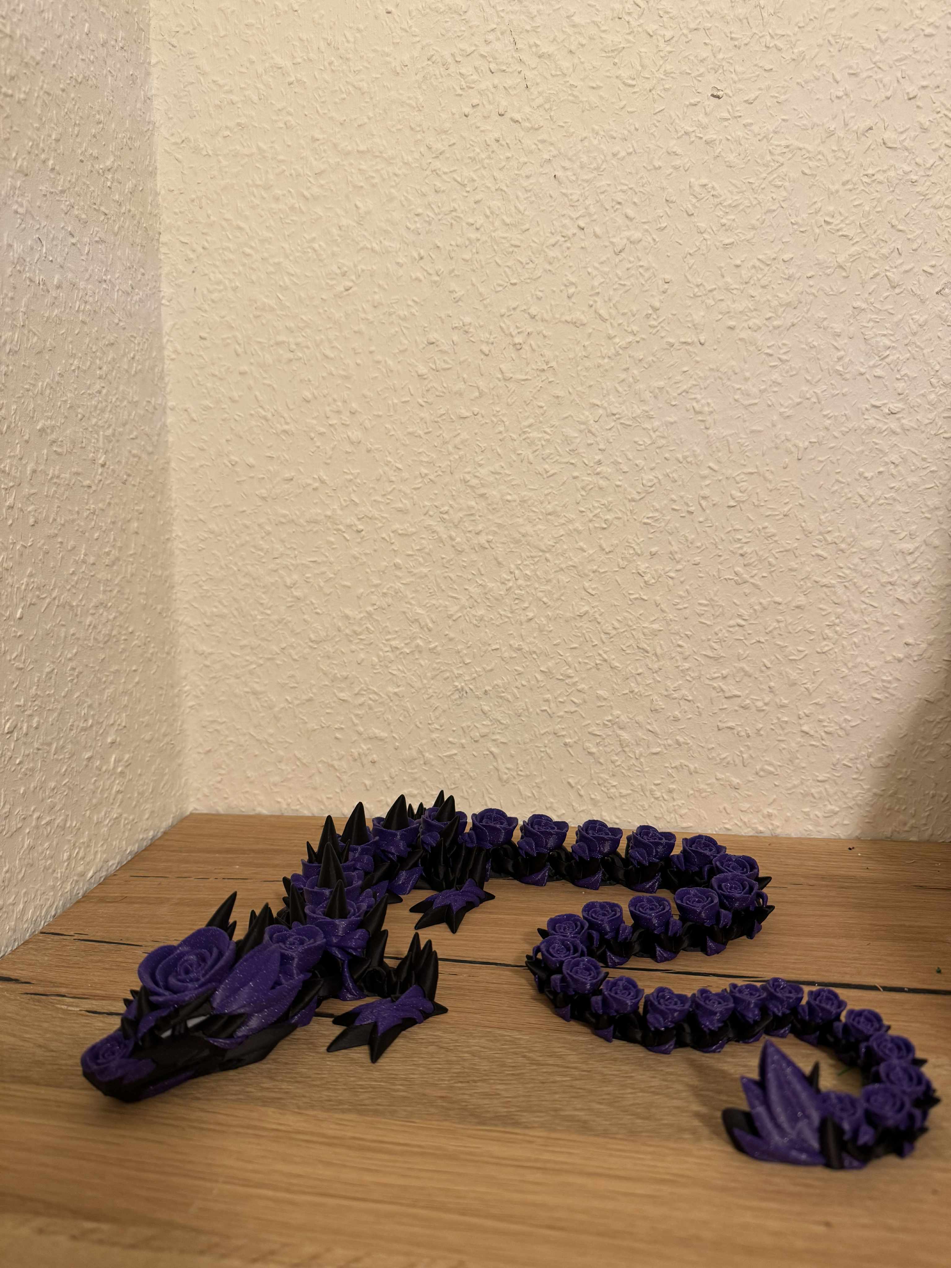 Rose drage i sort og lilla med hvide øjne