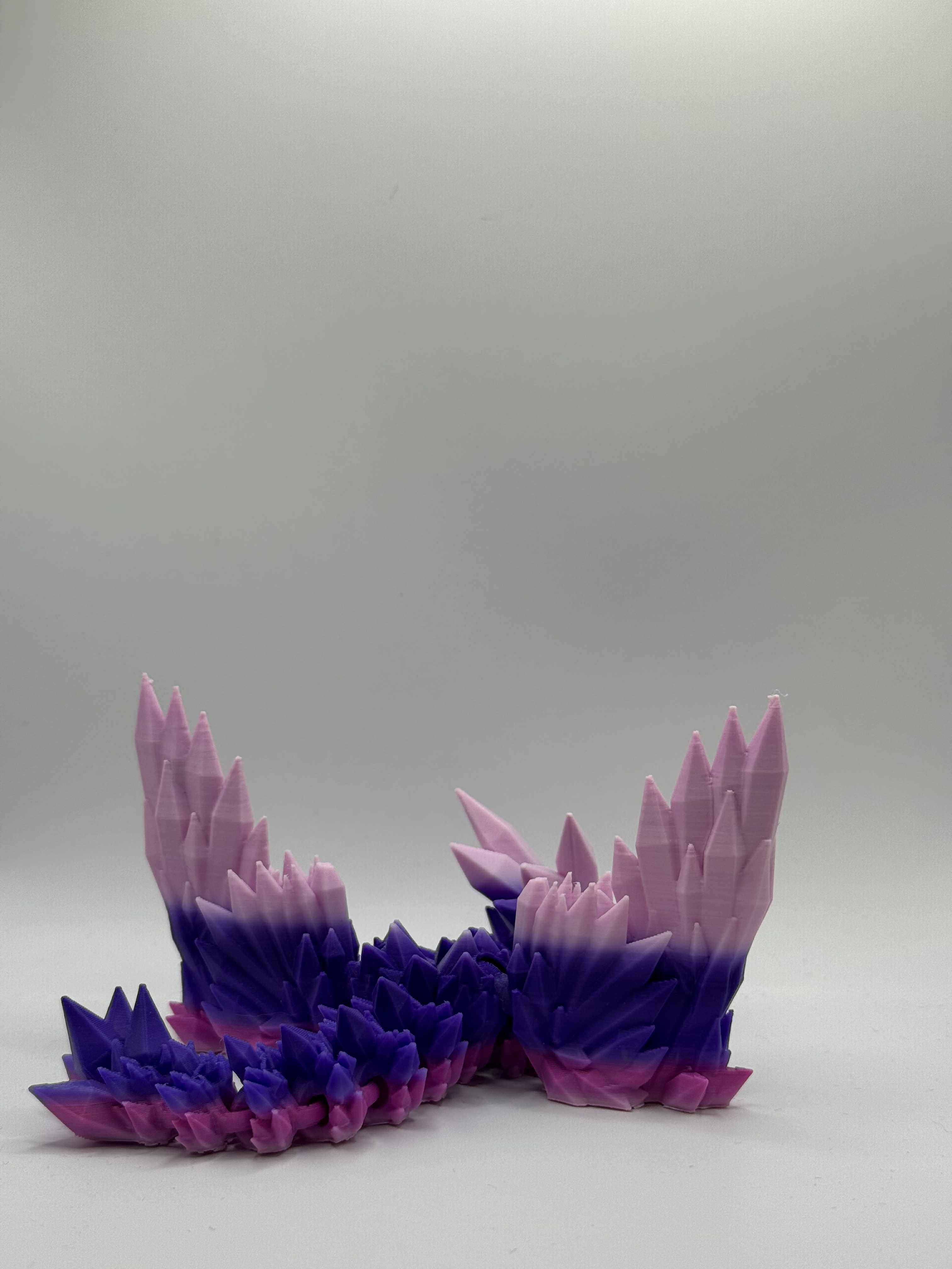 Lille drage i lilla og lyserød med vinger