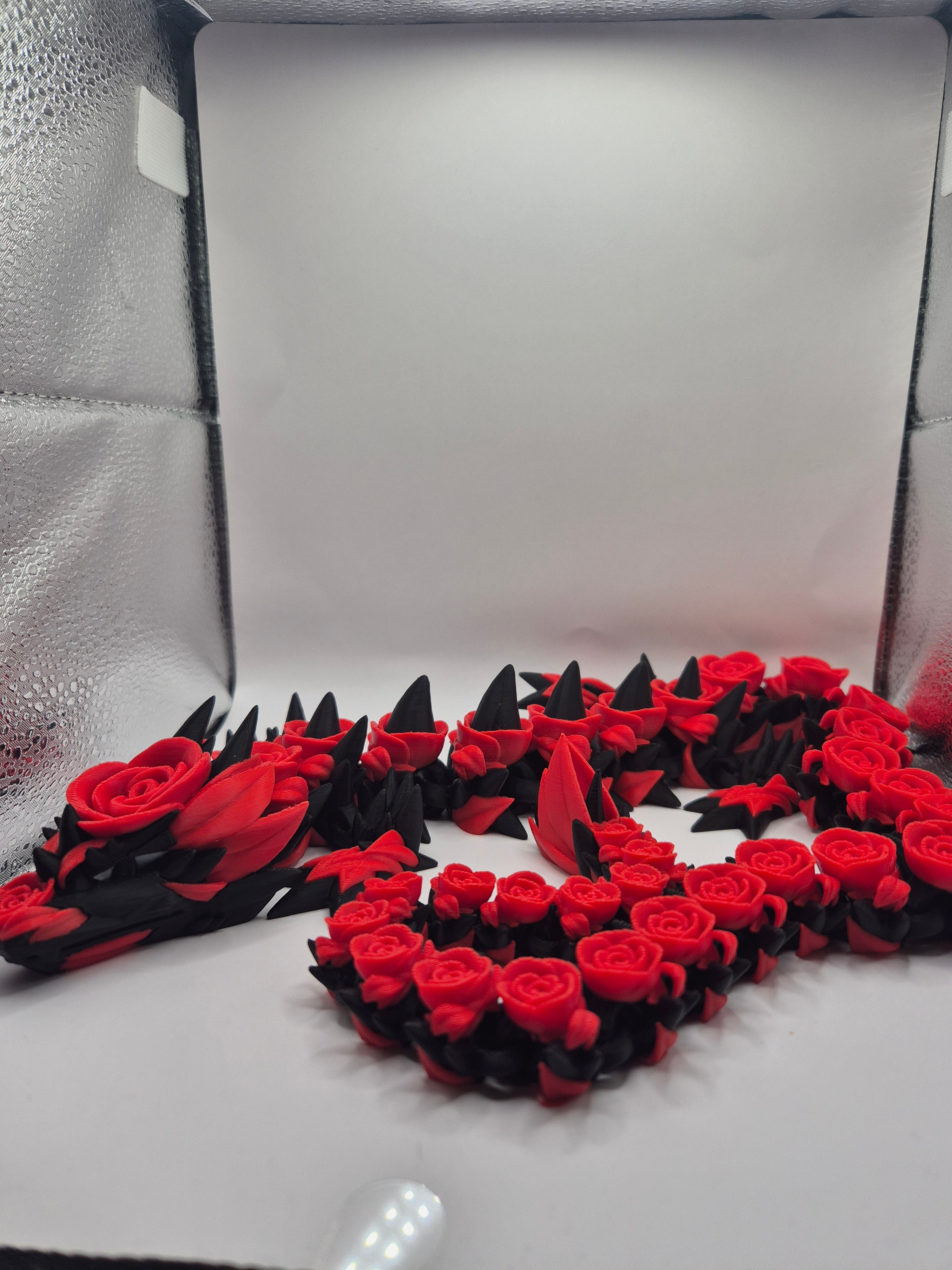 Rose drage i sort og rød med hvide øjne