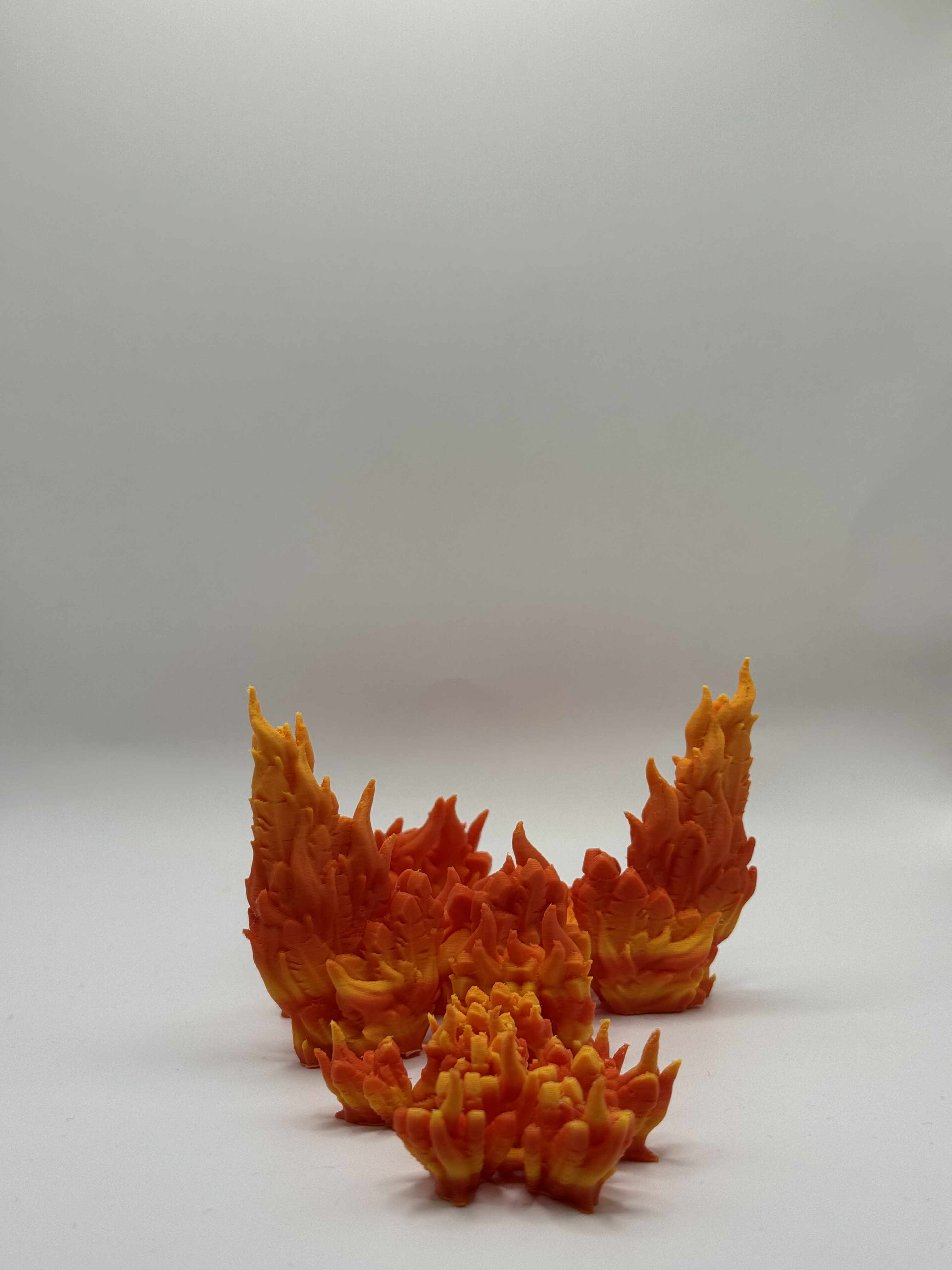 Lille føniks drage i orange og gul med vinger