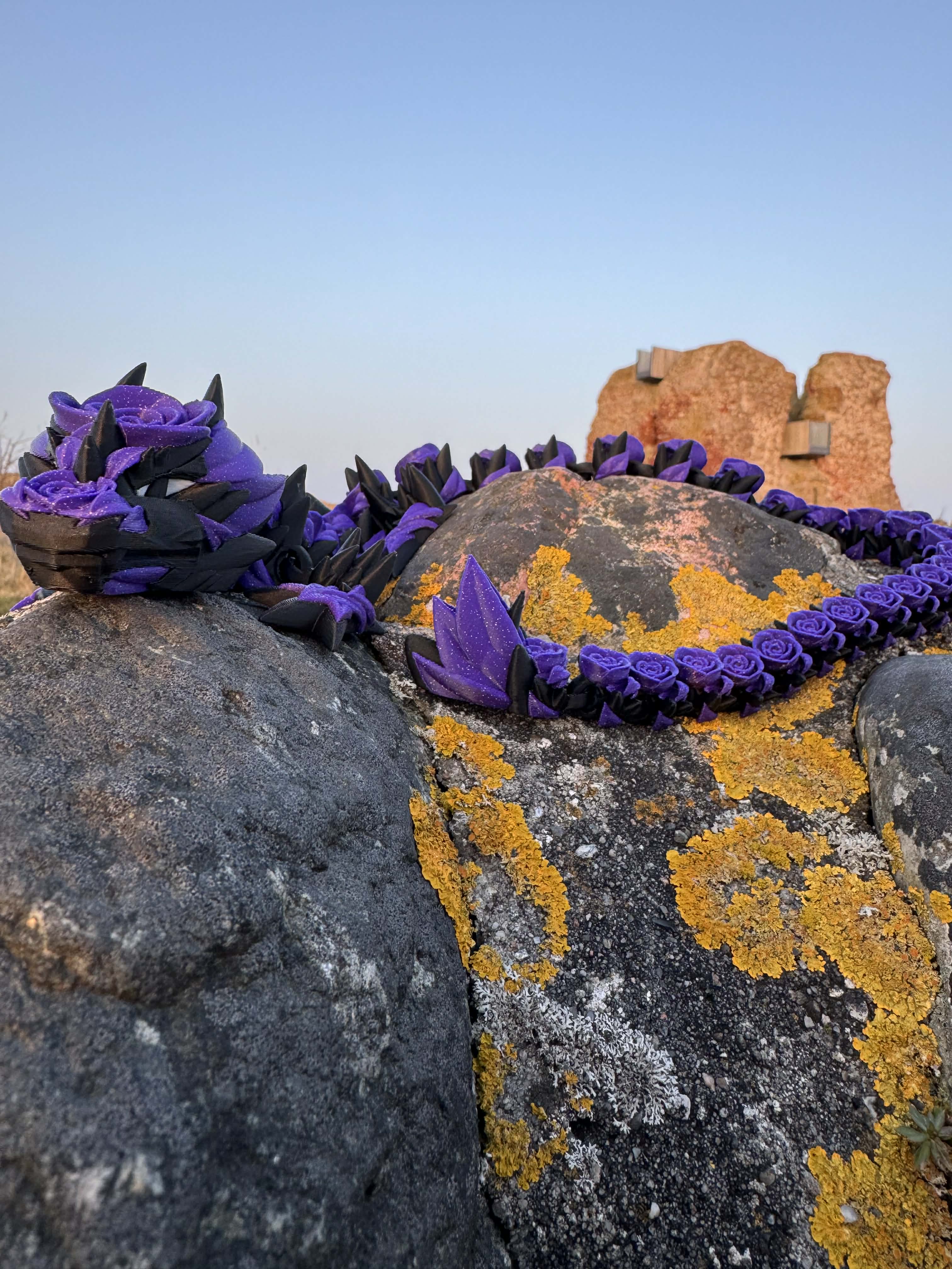 Rose drage i sort og lilla med hvide øjne