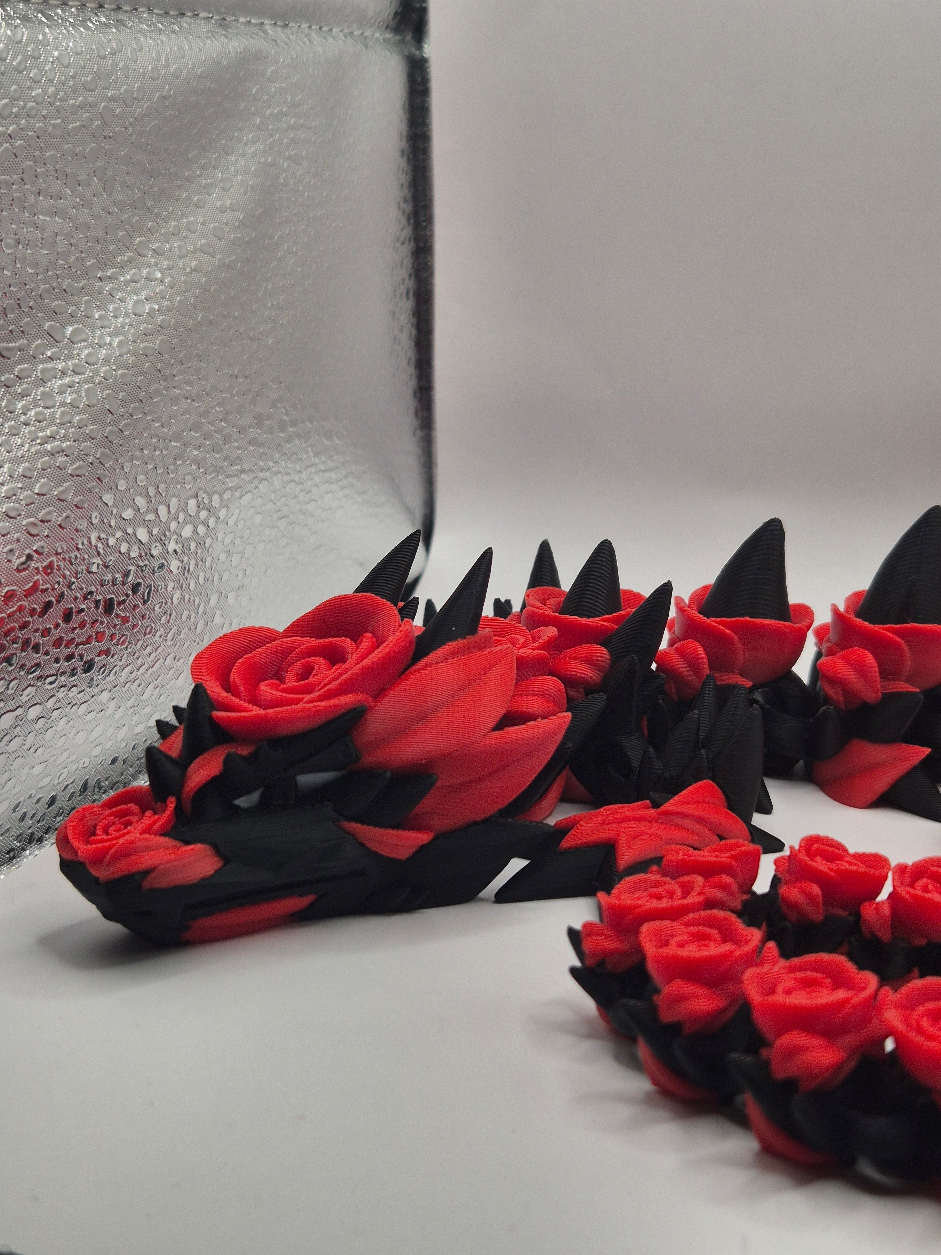 Rose drage i sort og rød med hvide øjne