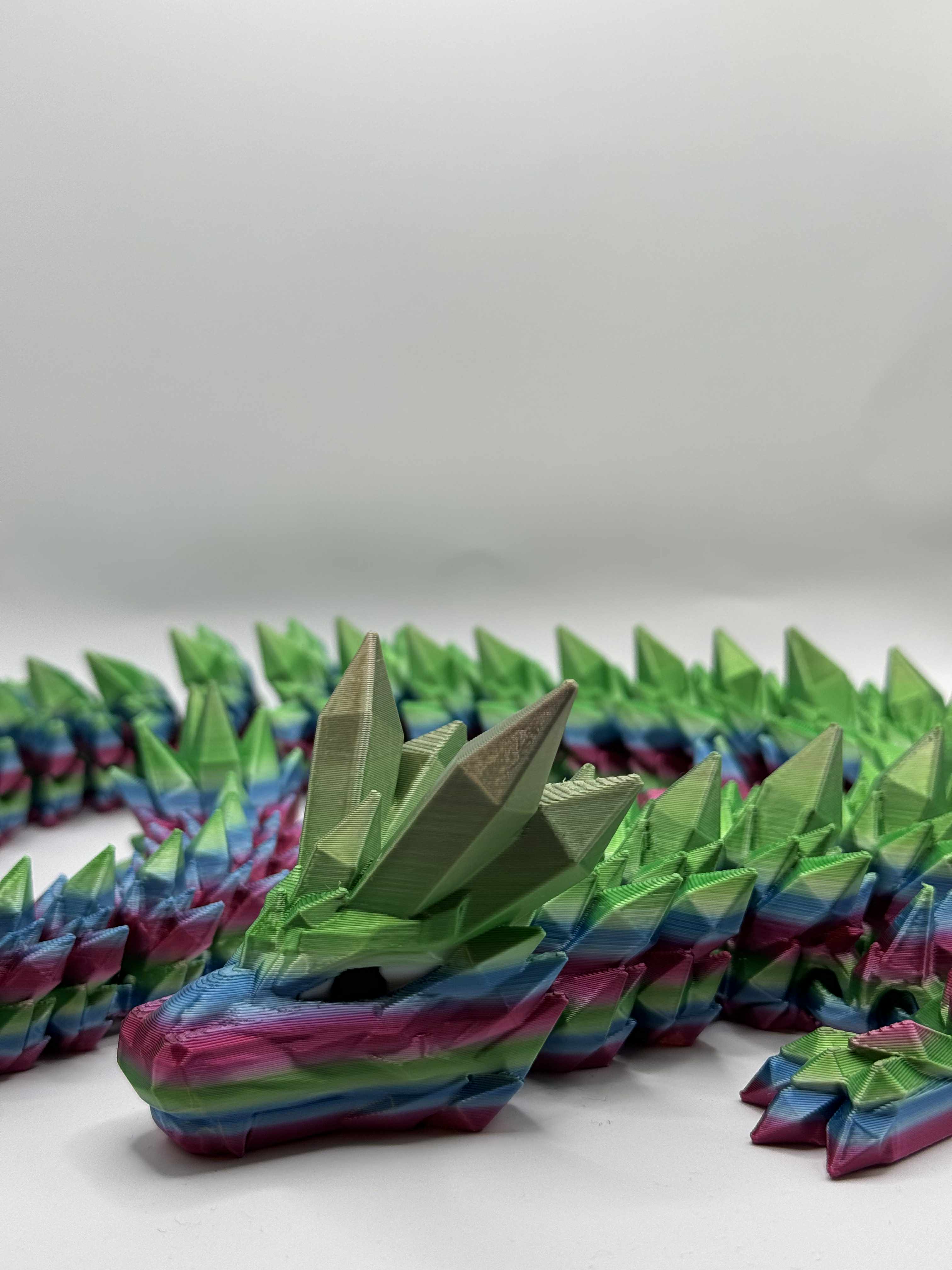 Krystal drage i regnbuefarver