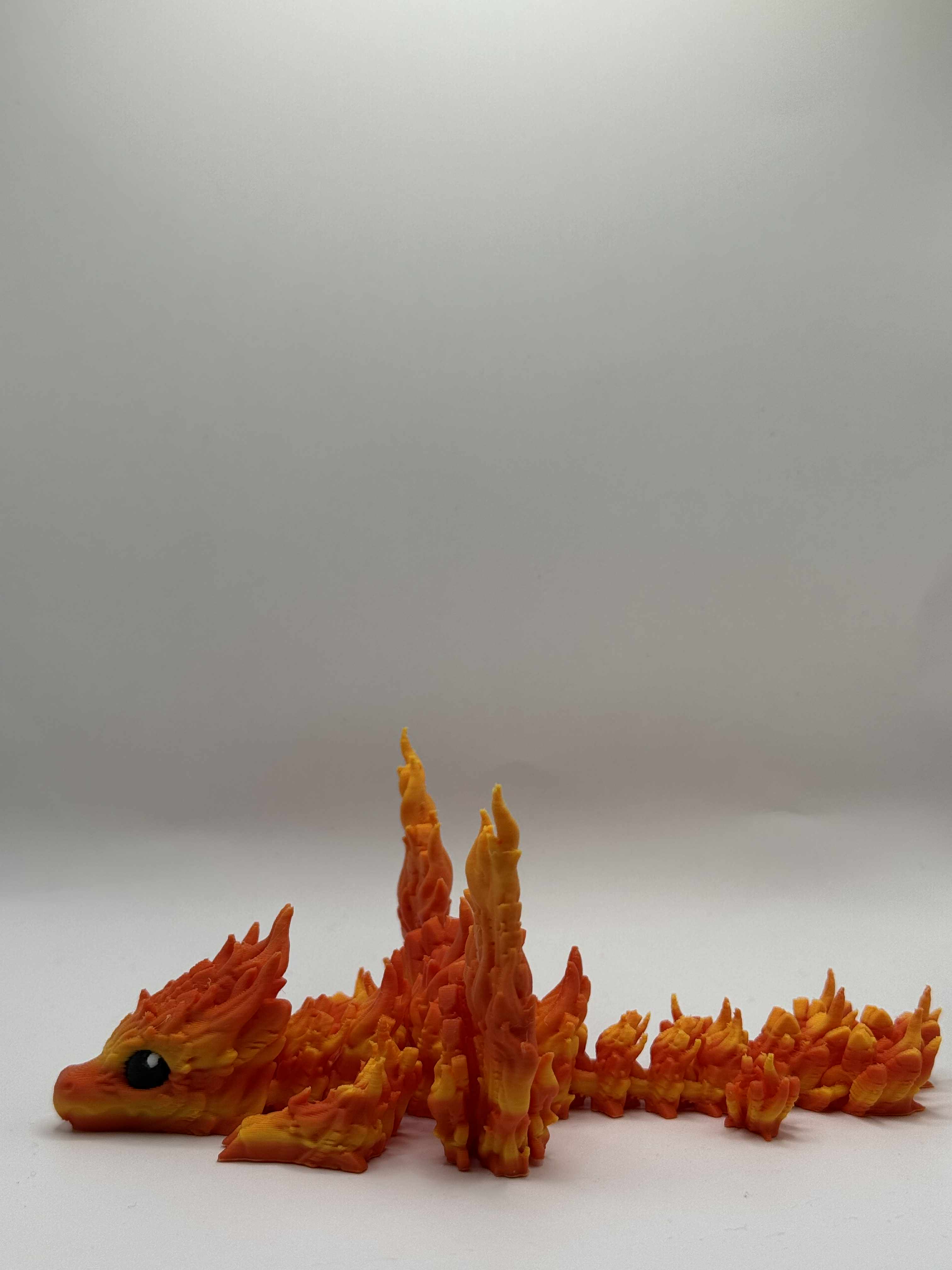 Lille føniks drage i orange og gul med vinger