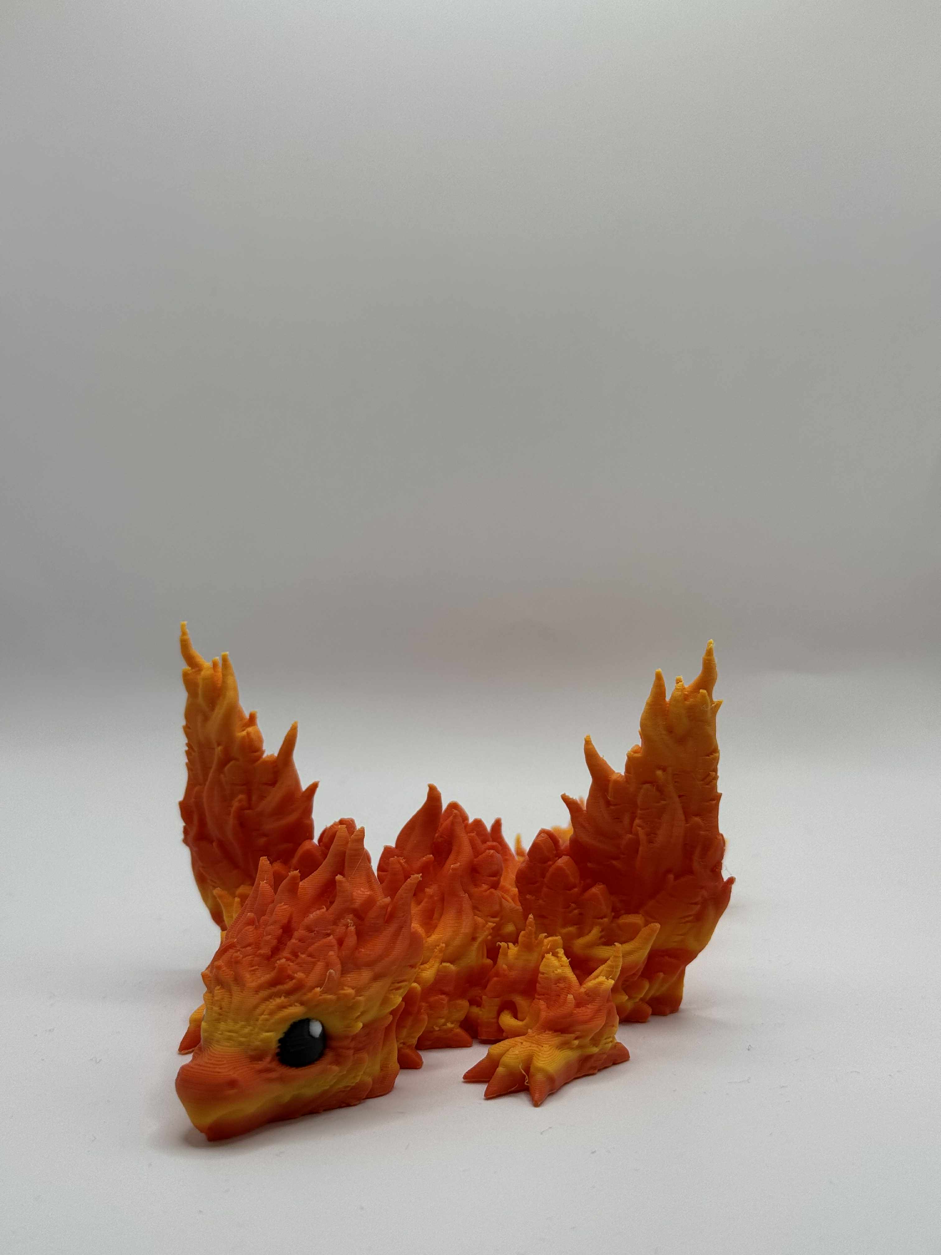 Lille føniks drage i orange og gul med vinger