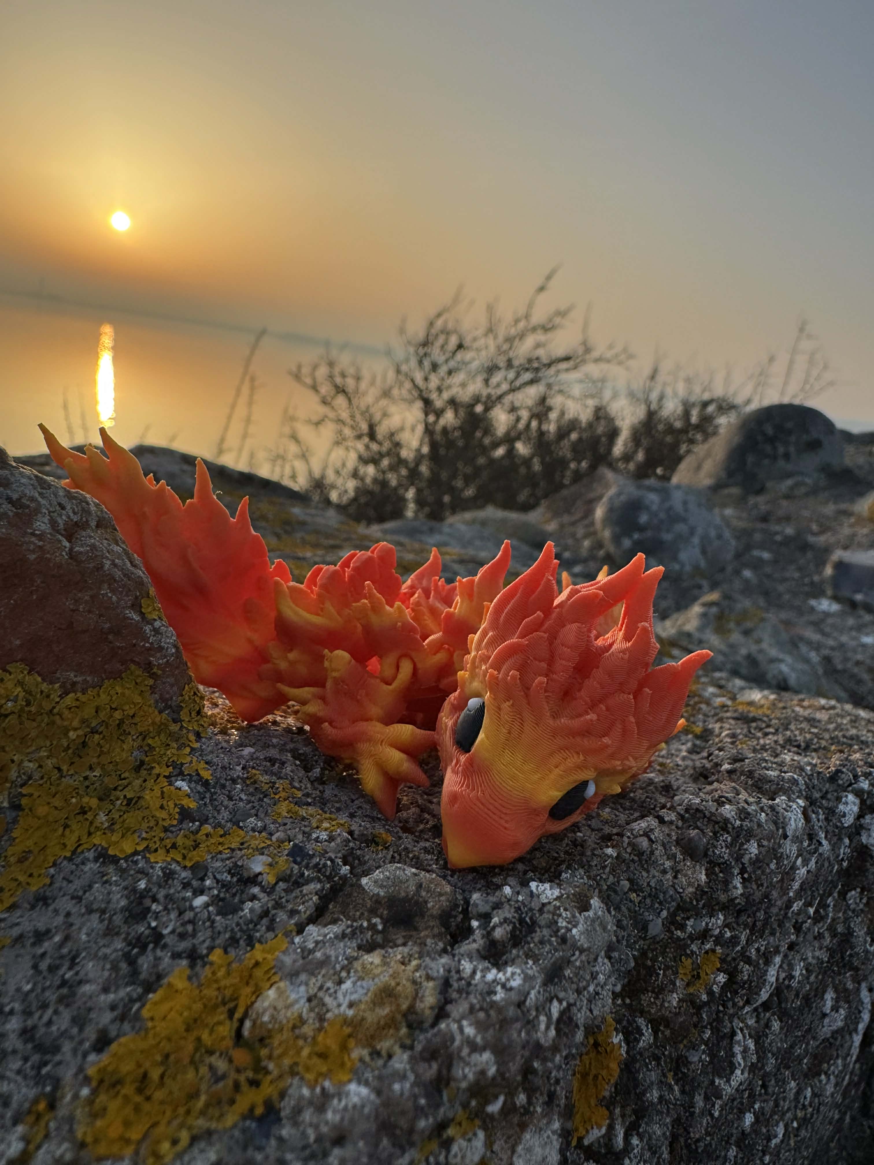 Lille føniks drage i orange og gul med vinger