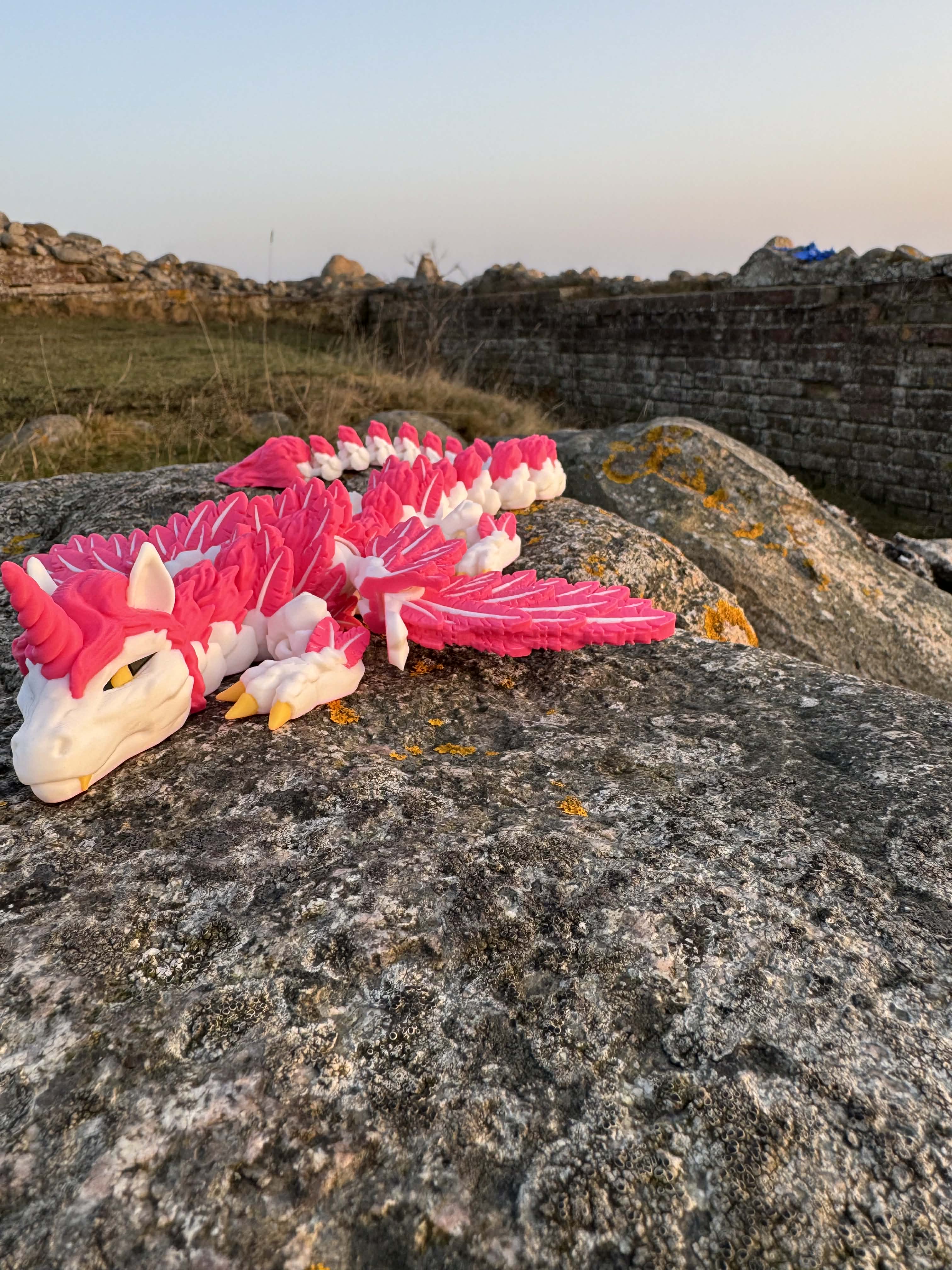 Enhjørning drage i lyserød, hvid og gul