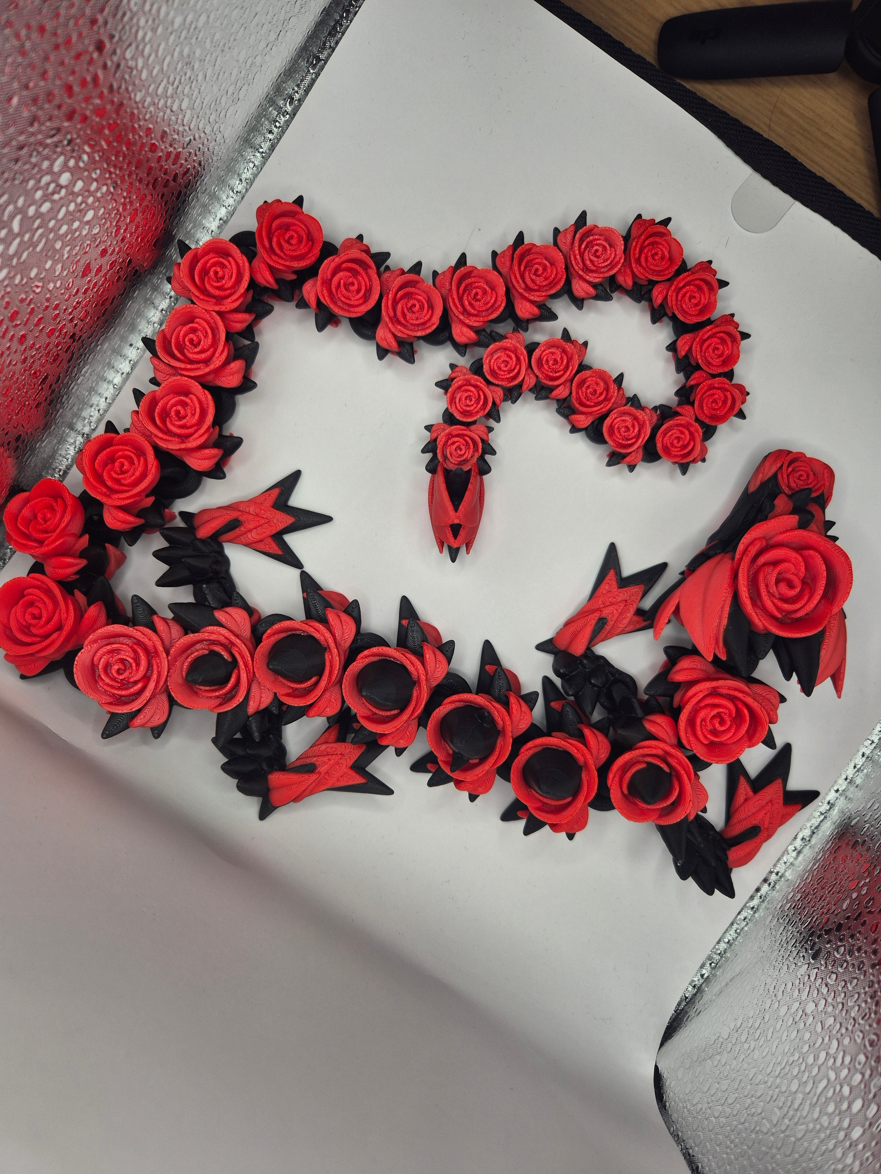 Rose drage i sort og rød med hvide øjne