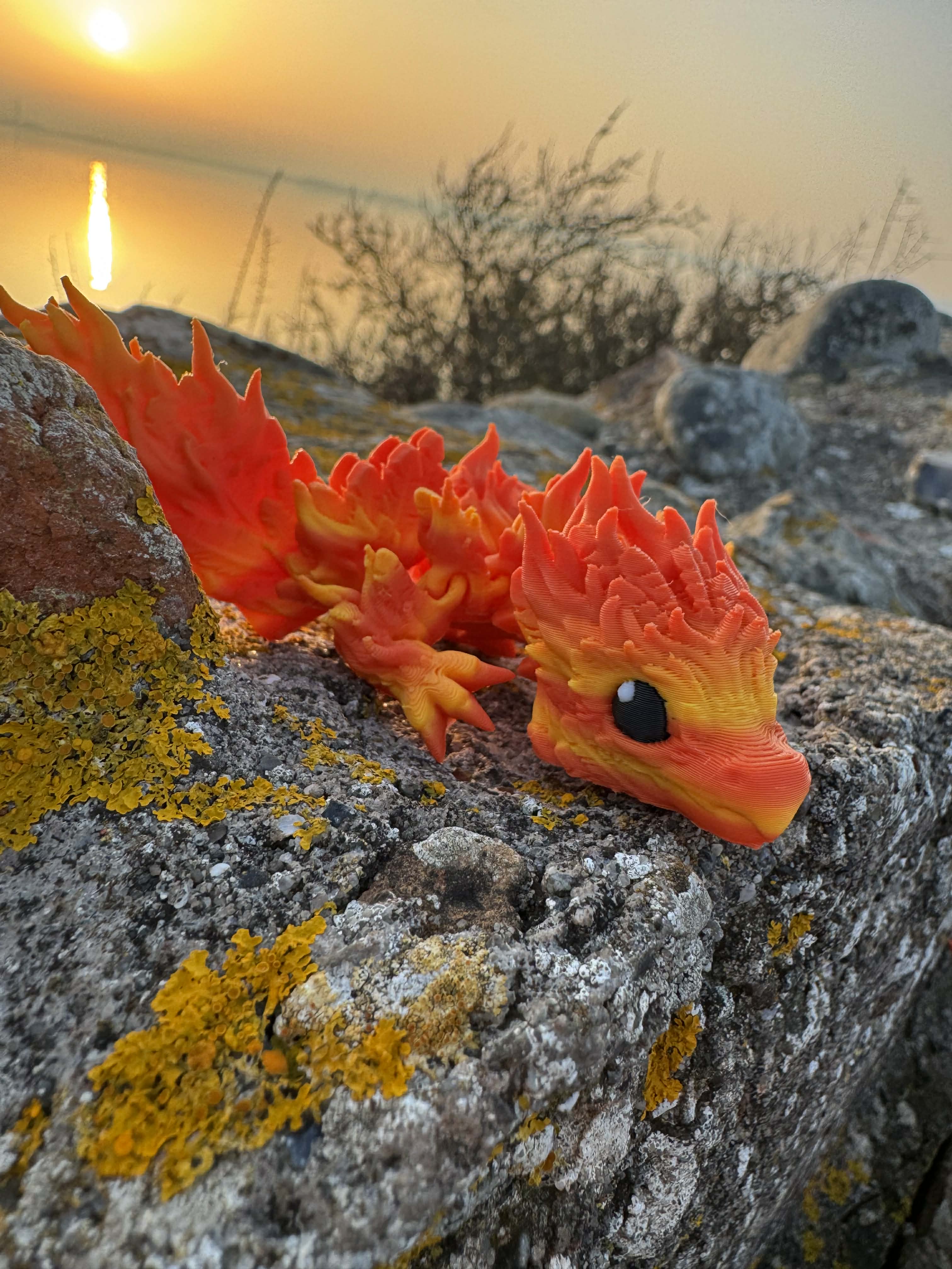 Lille føniks drage i orange og gul med vinger