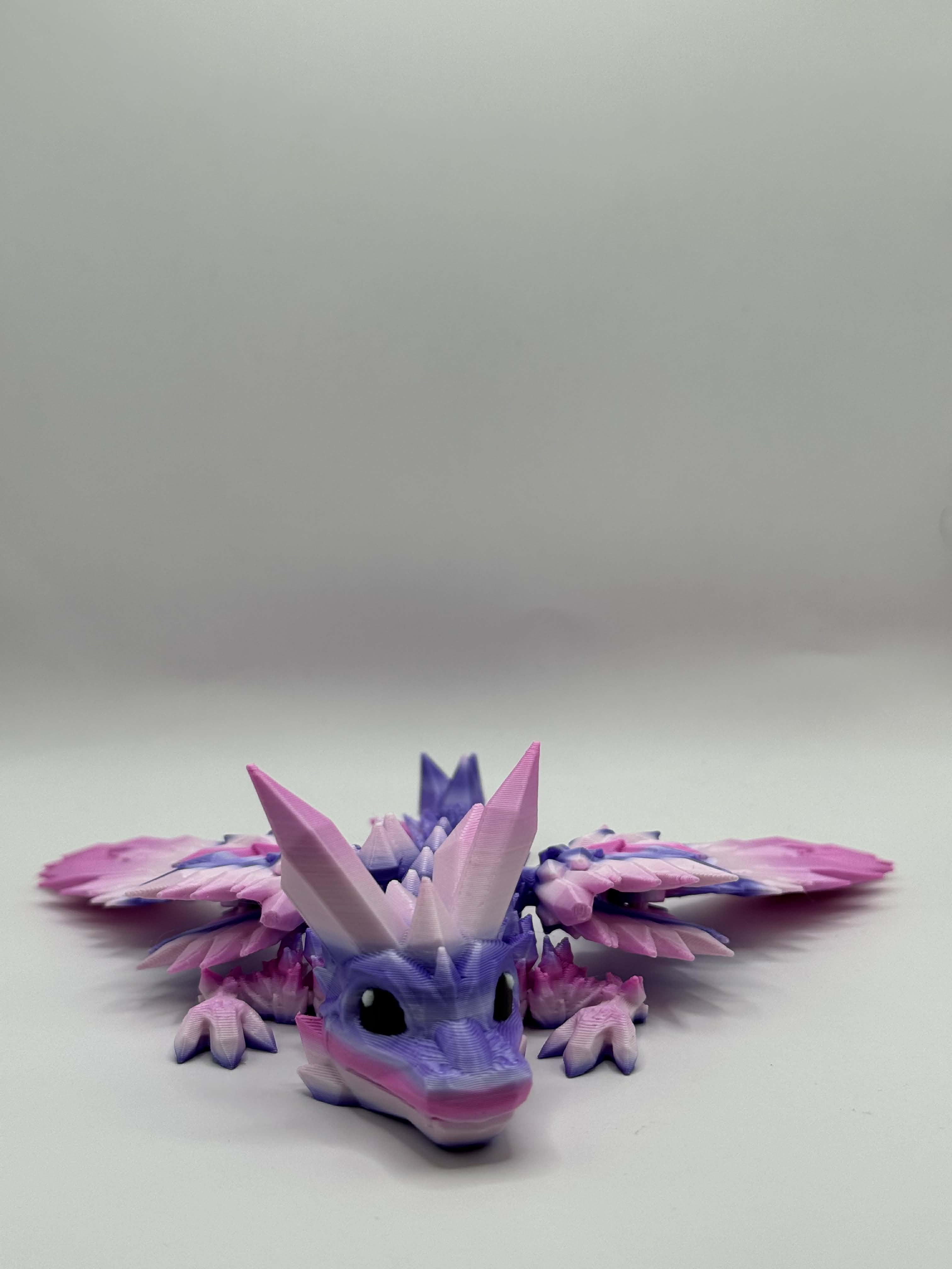 Lille drage i lilla og lyserød med vinger