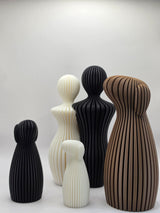 Familiefigur med hund i stilrent 3D-printet design