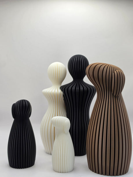 Familiefigur med hund i stilrent 3D-printet design
