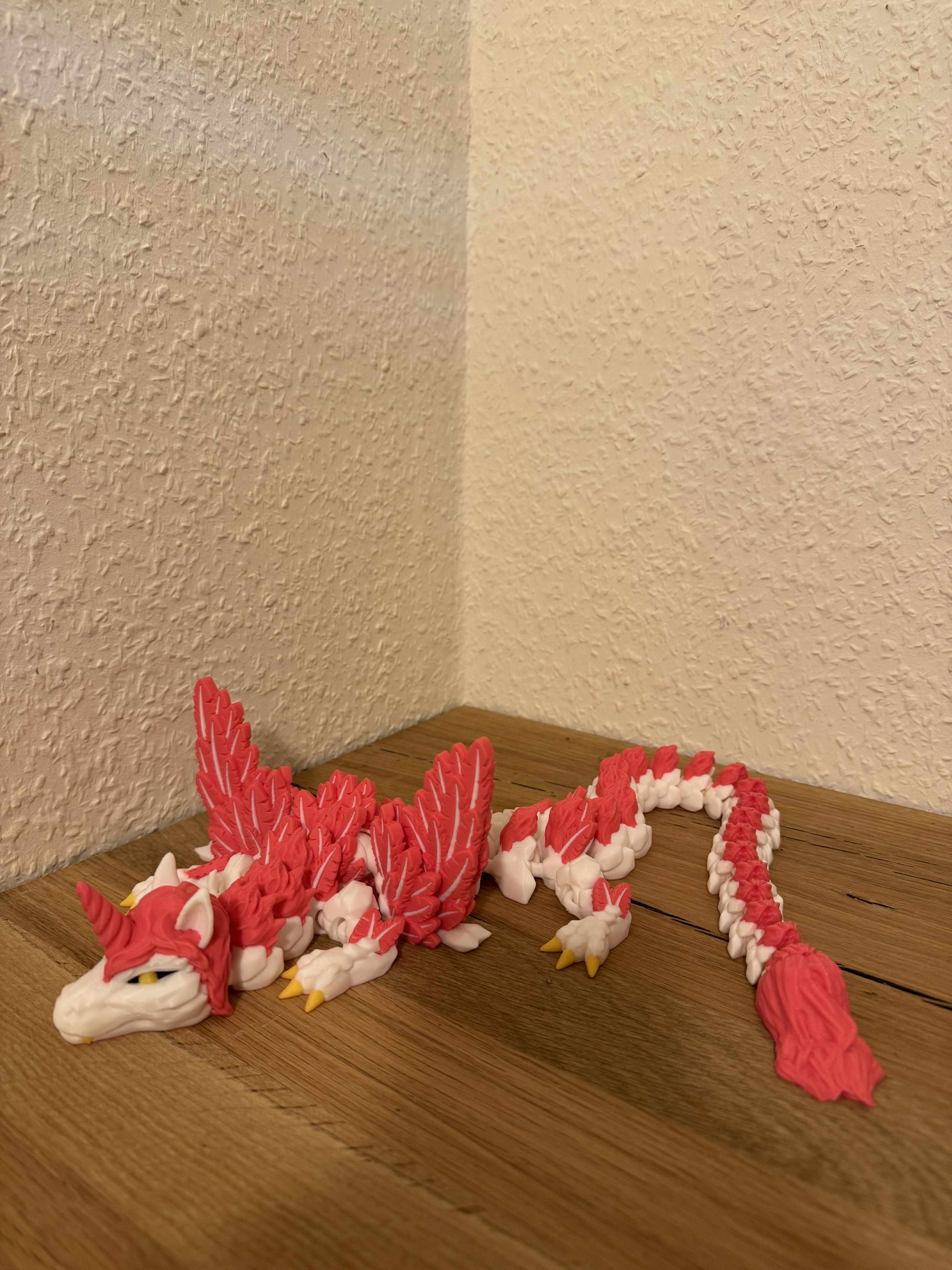 Enhjørning drage i lyserød, hvid og gul