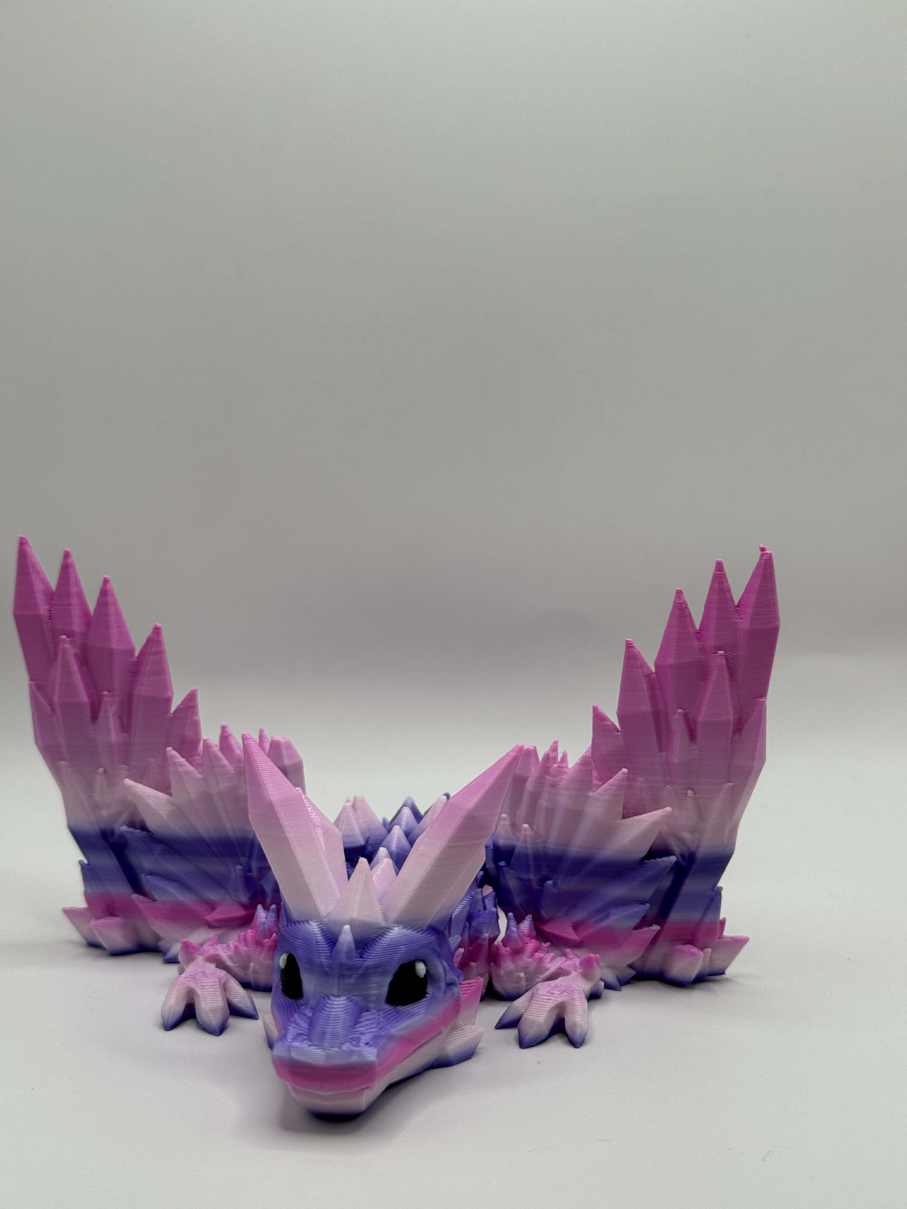 Lille drage i lilla og lyserød med vinger