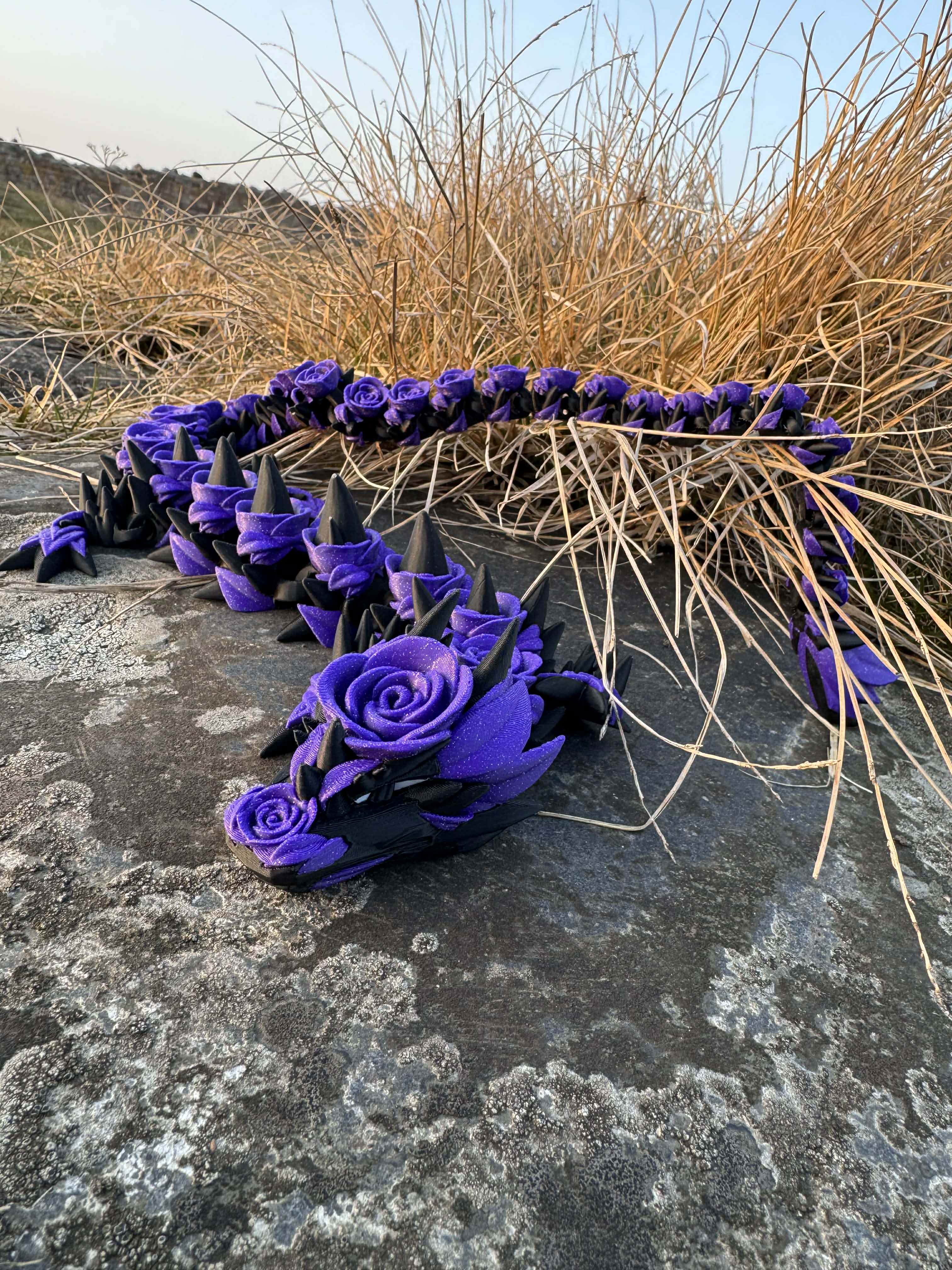 Rose drage i sort og lilla med hvide øjne